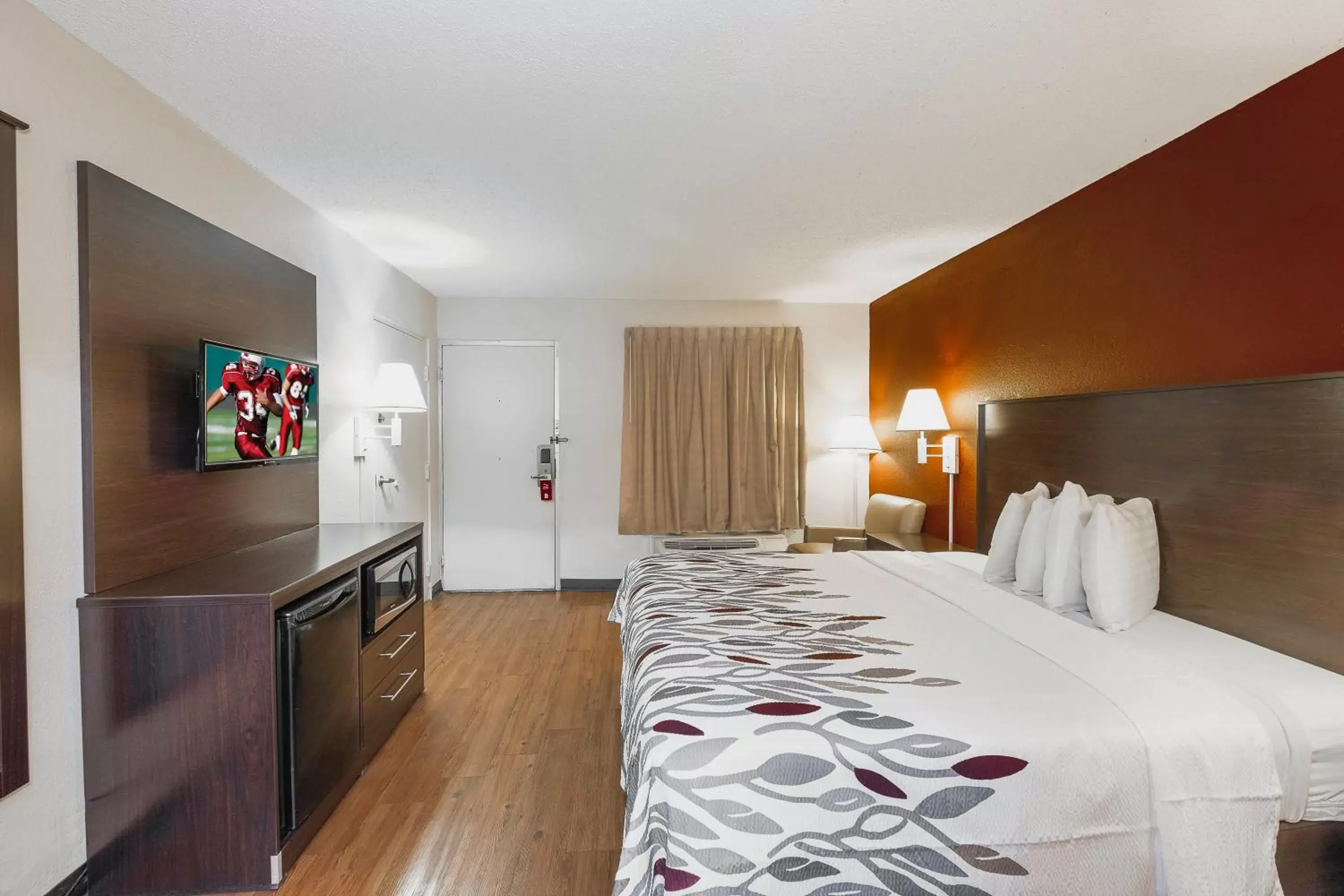 Standard King Room Smoking in Red Roof Inn Walterboro Standard King Room Smoking in Red Roof Inn Walterboro