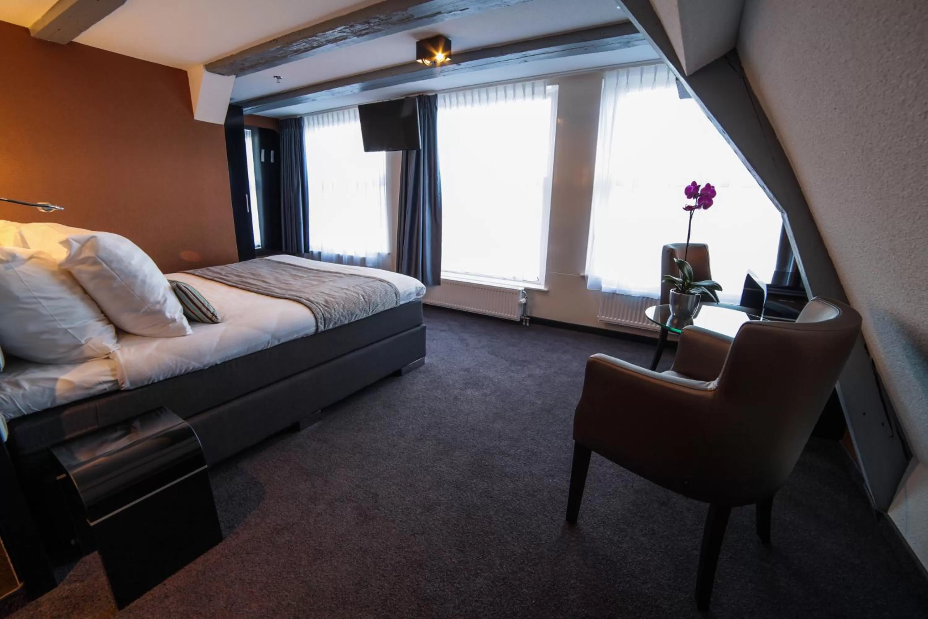 Photo of the whole room, Bed in Hotel Mansion