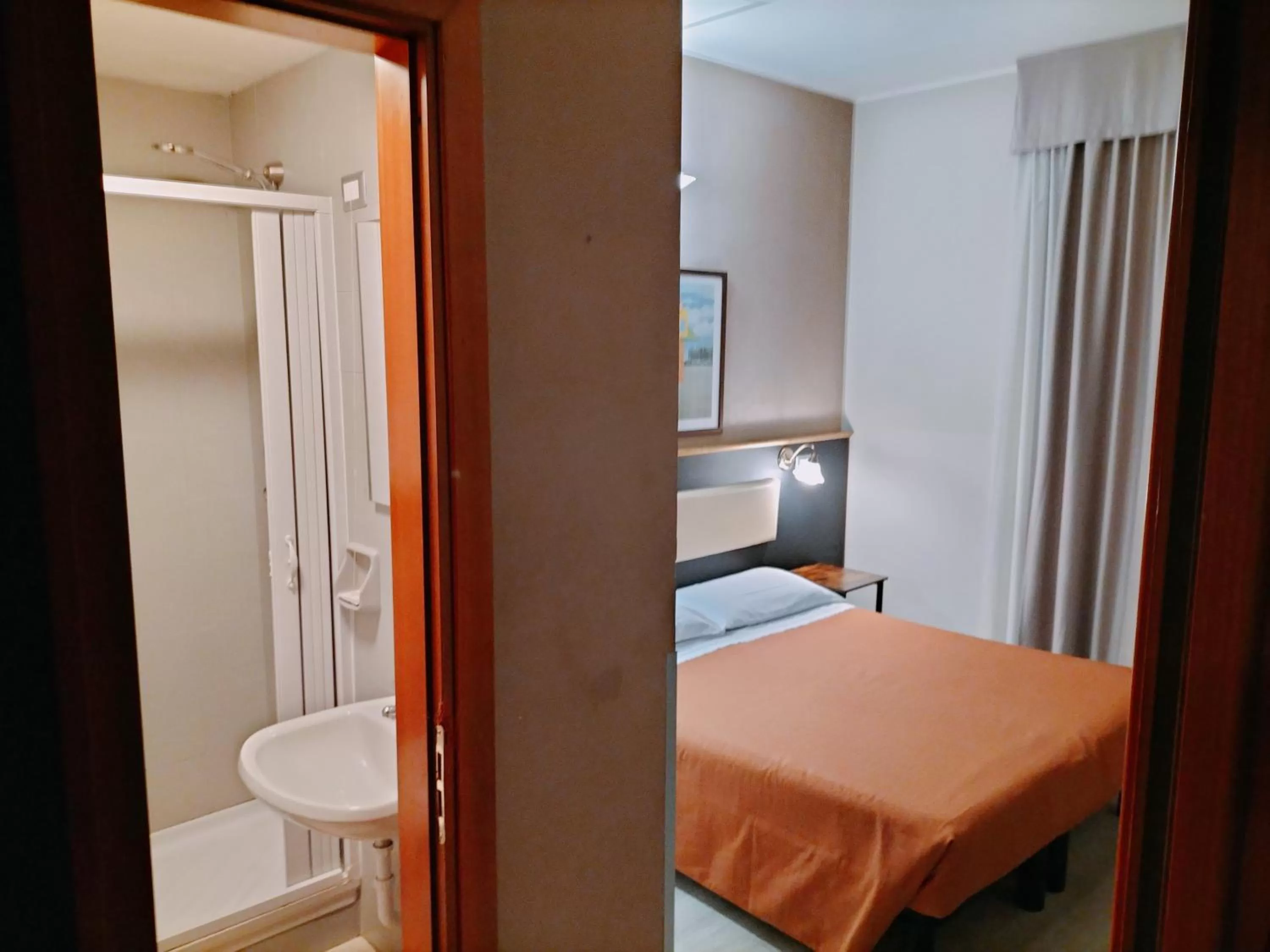 Toilet, Bed in Hotel MM Dateo