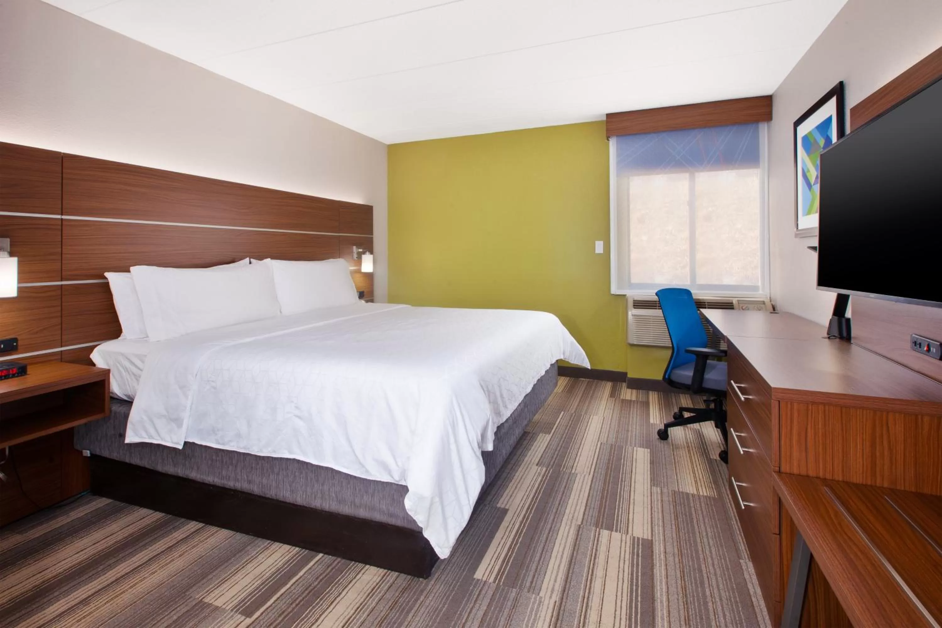 Photo of the whole room, Bed in Holiday Inn Express Fairfax-Arlington Boulevard by IHG