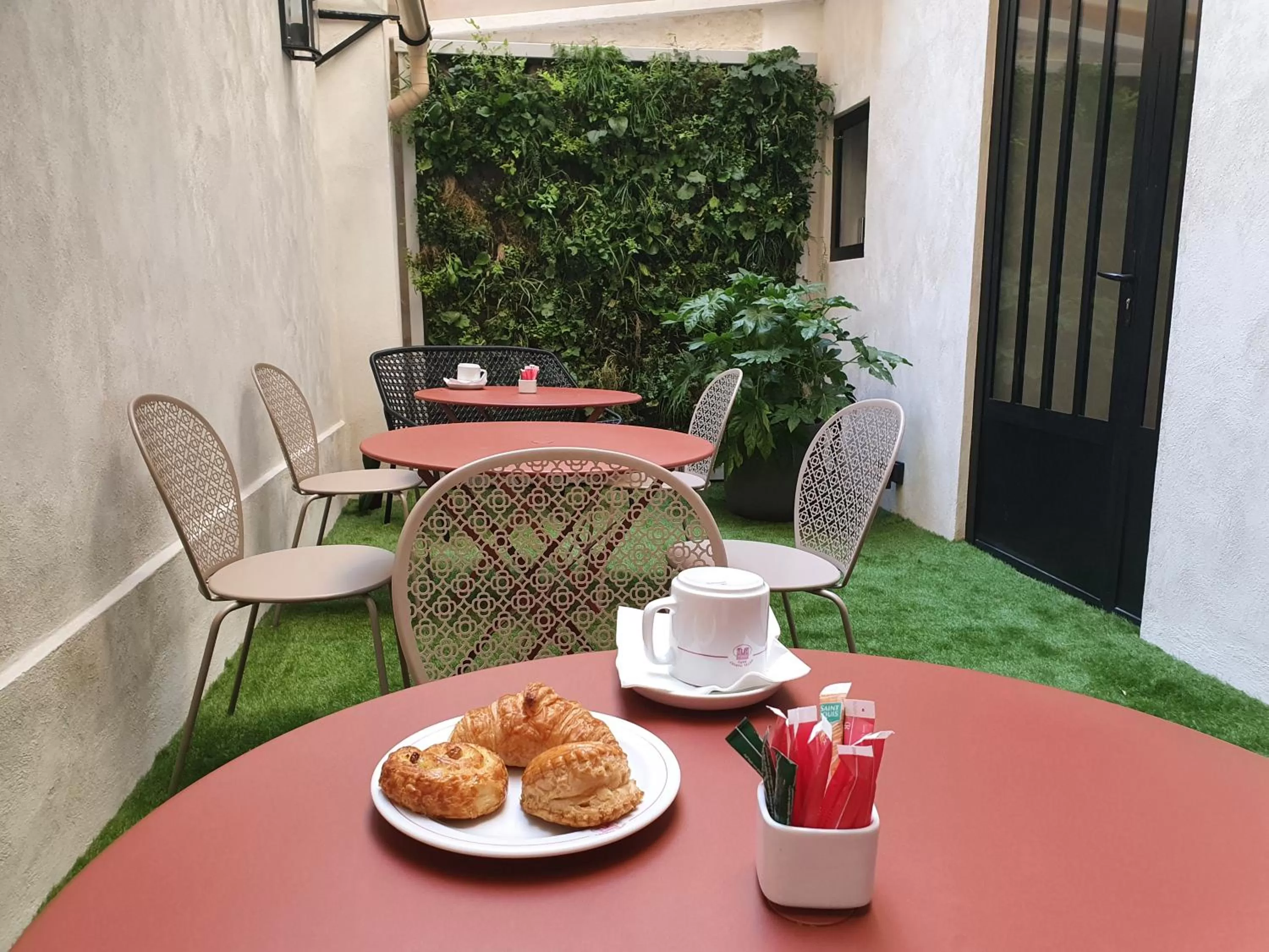 Patio in Hôtel Harvey