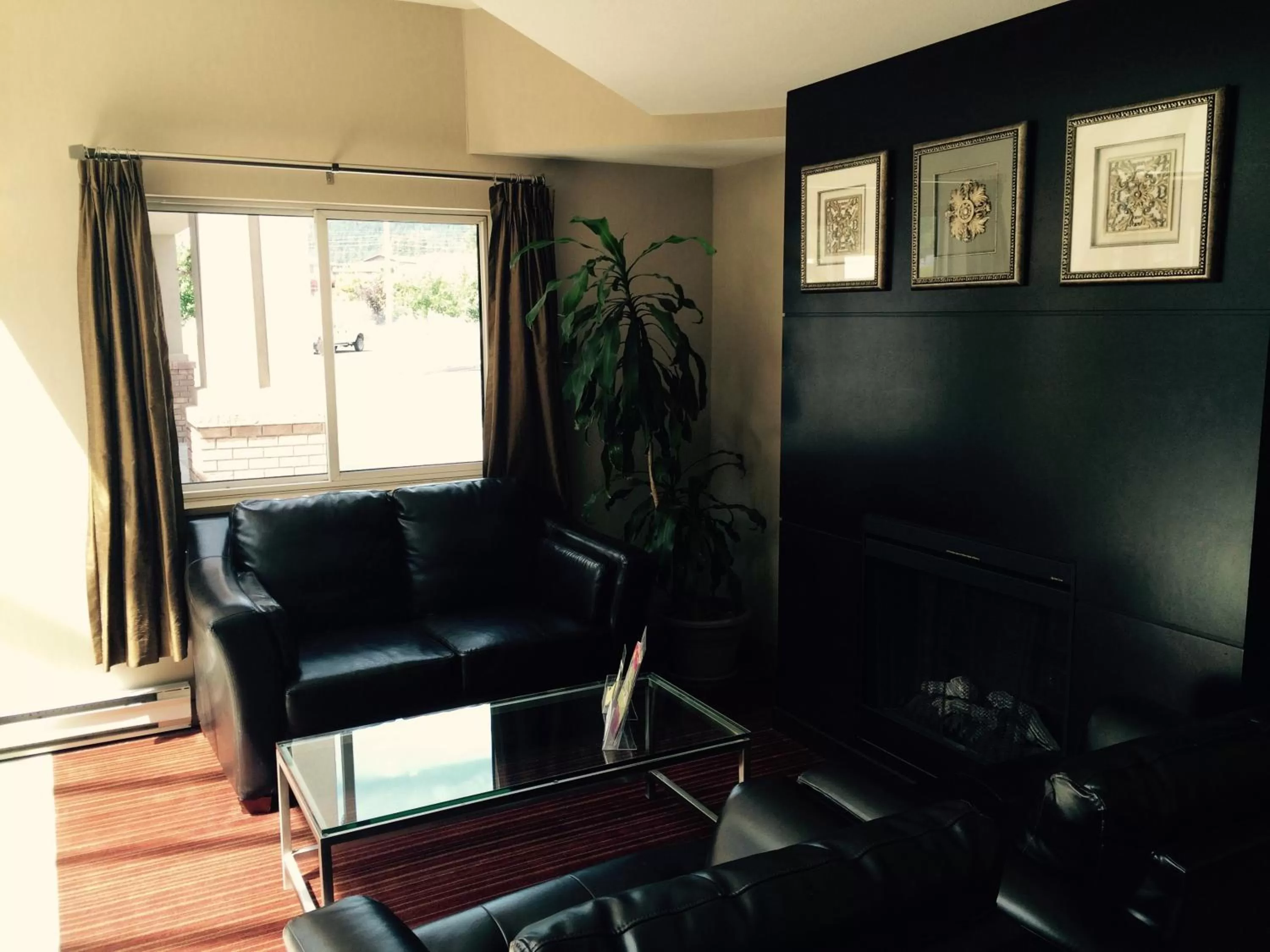 Seating area in Super 8 by Wyndham West Kelowna BC