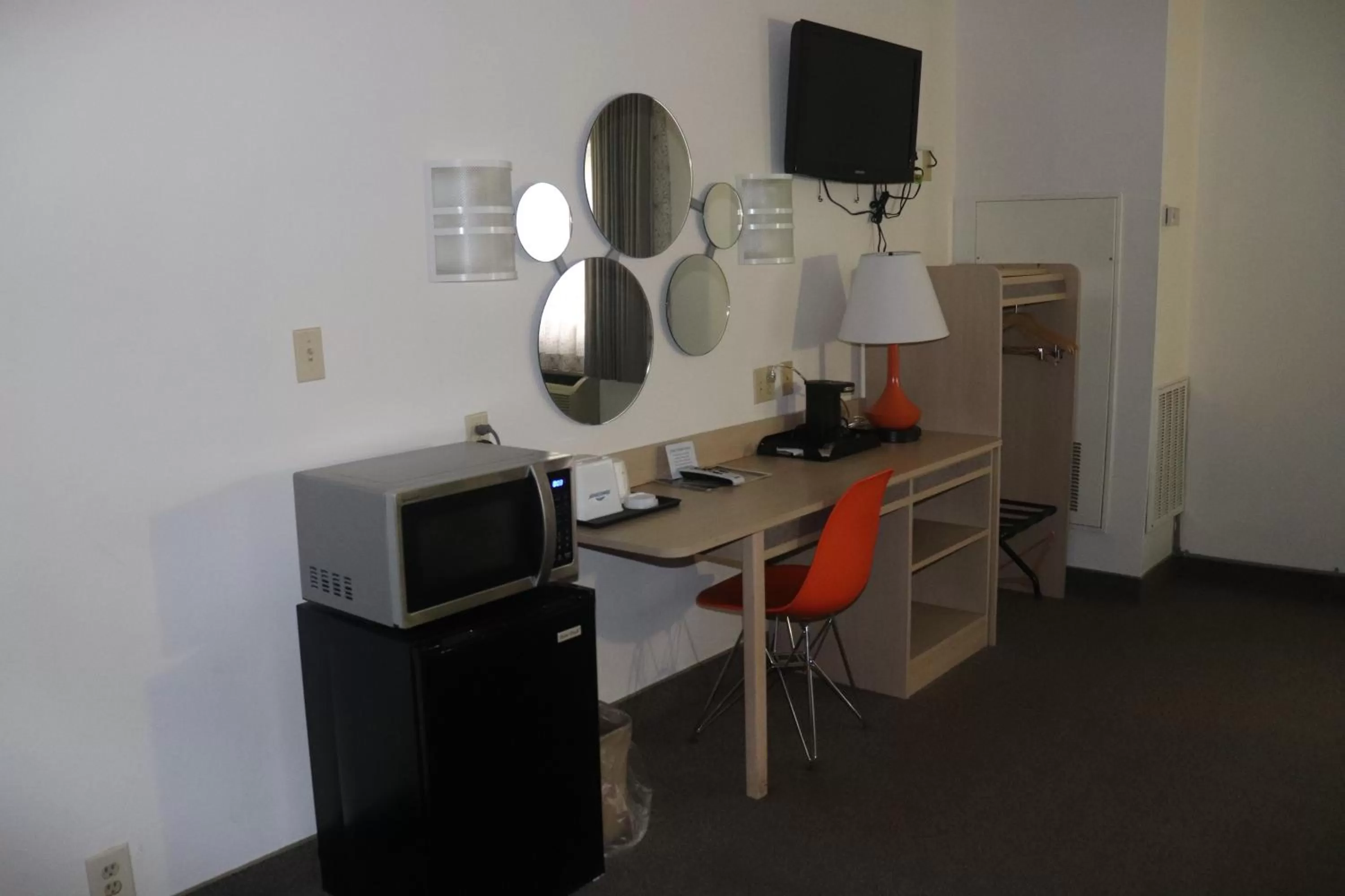 TV and multimedia in Howard Johnson by Wyndham Tifton GA I-75