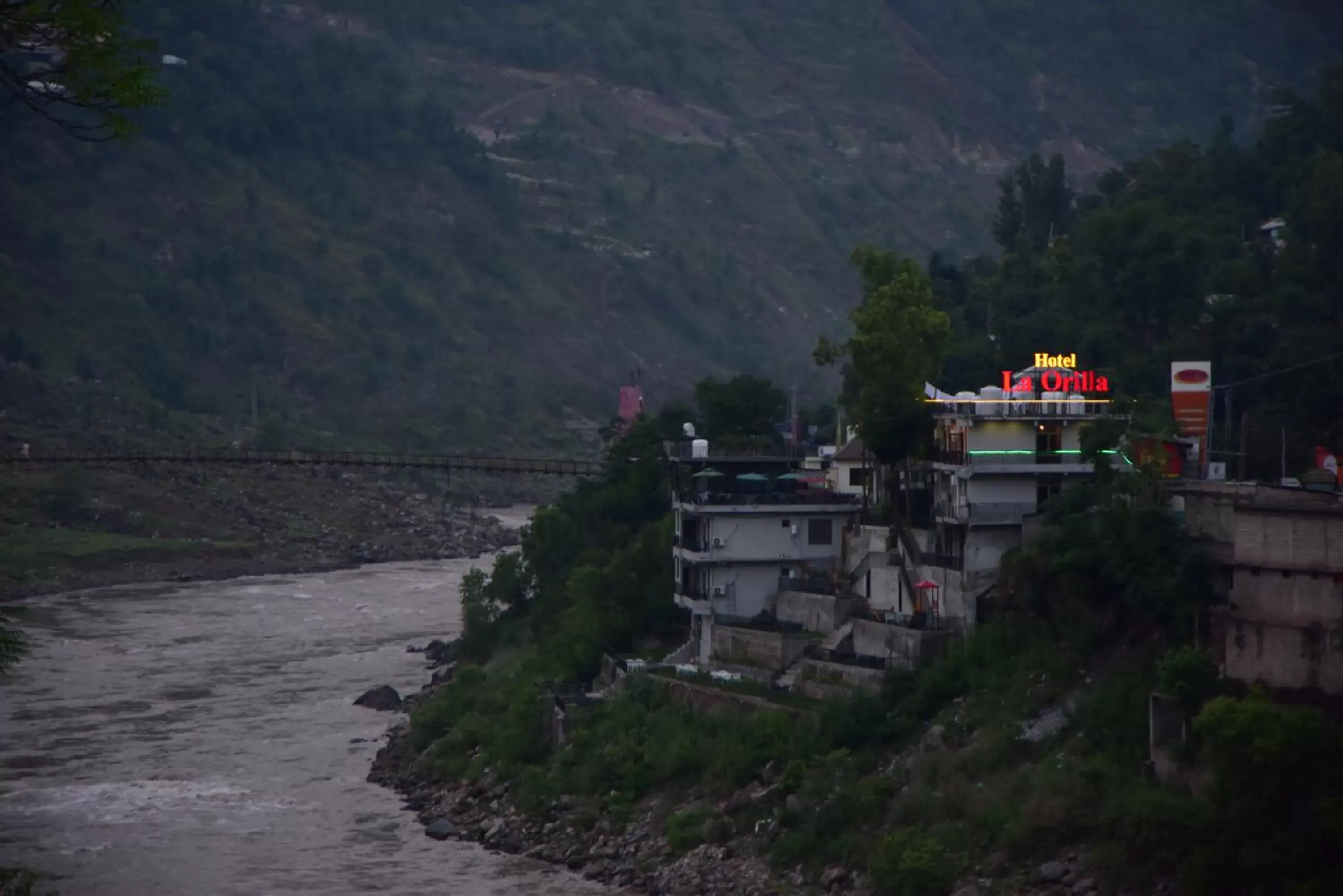 Deluxe Double Room in Hotel La Orilla Muzaffarabad Deluxe Double Room in Hotel La Orilla Muzaffarabad