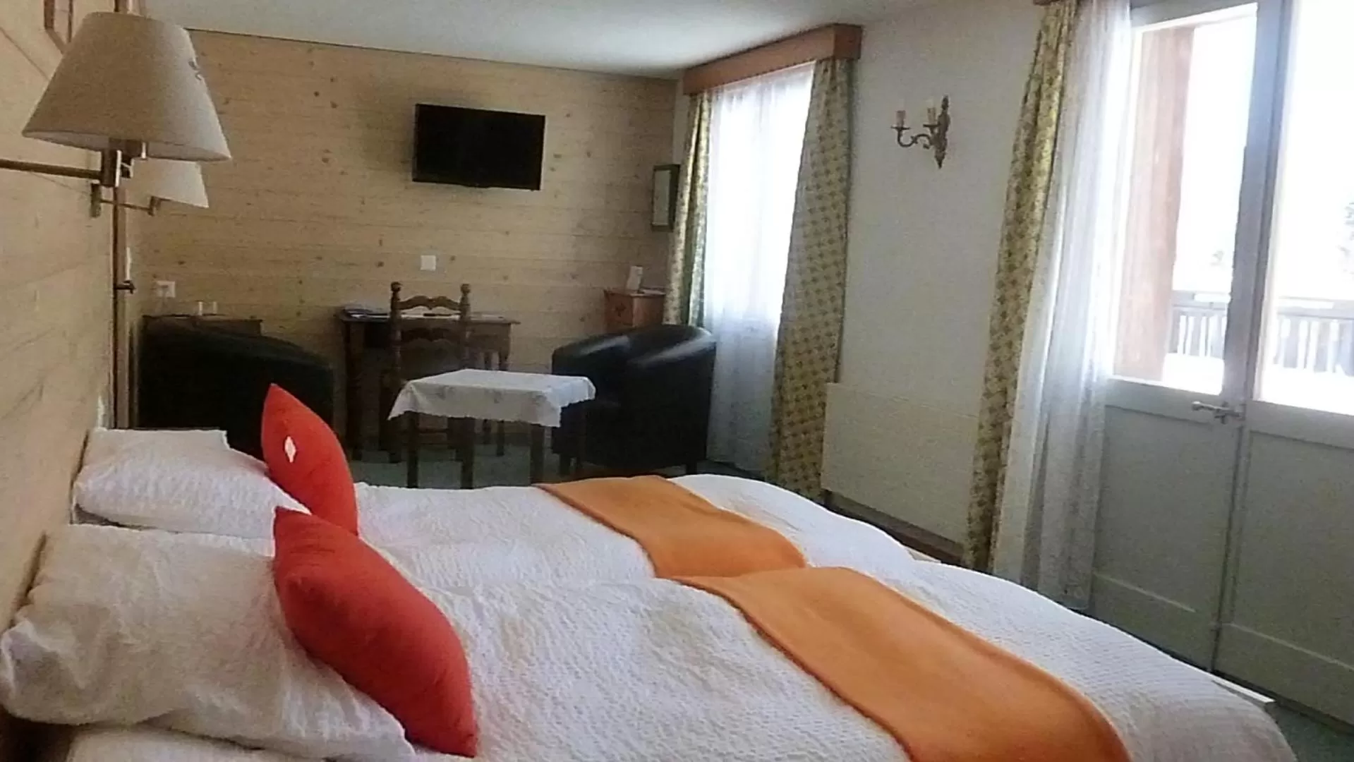 Bedroom, Bed in Hotel de la Poste Verbier