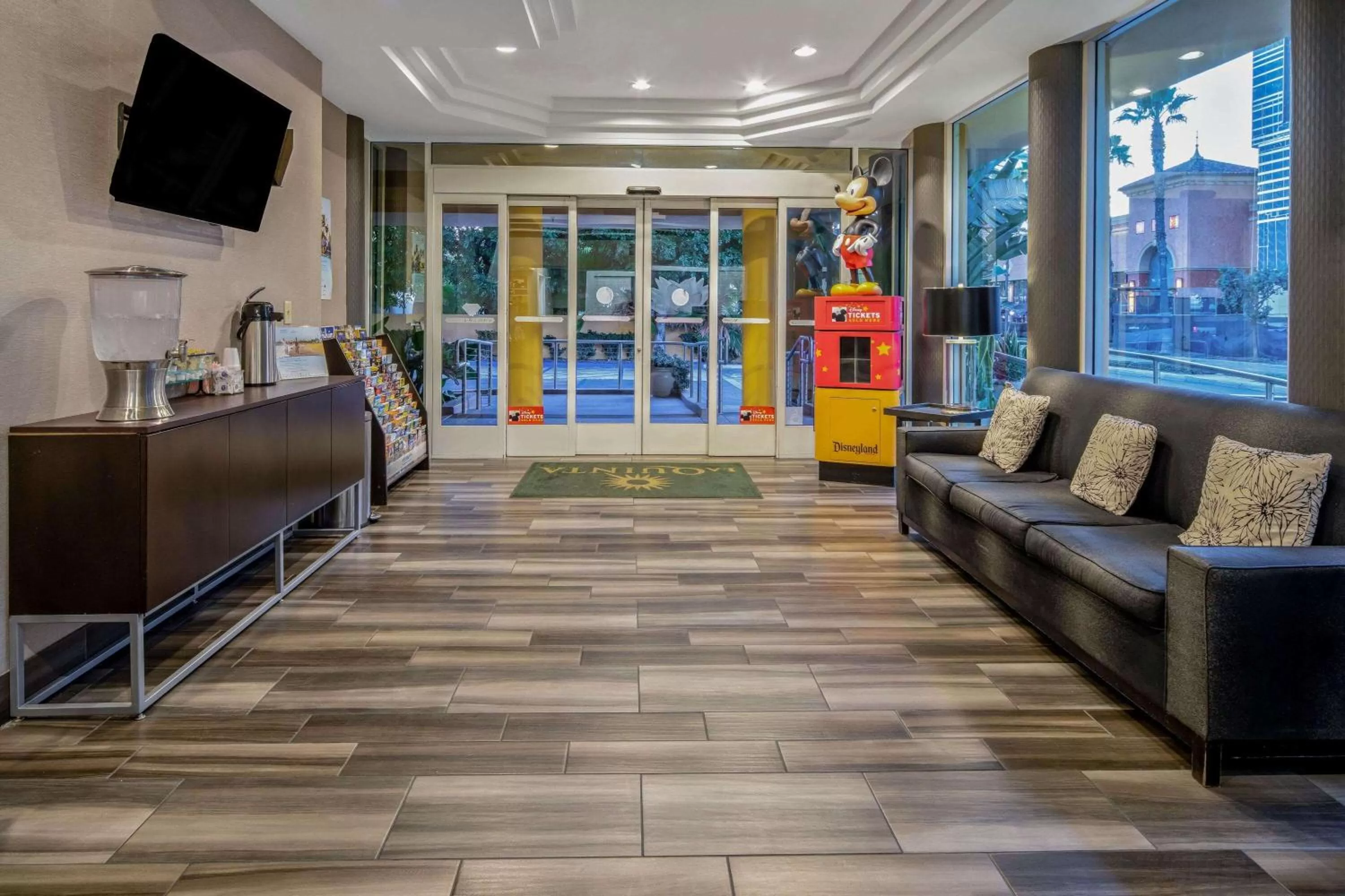 Lobby or reception in La Quinta by Wyndham Anaheim