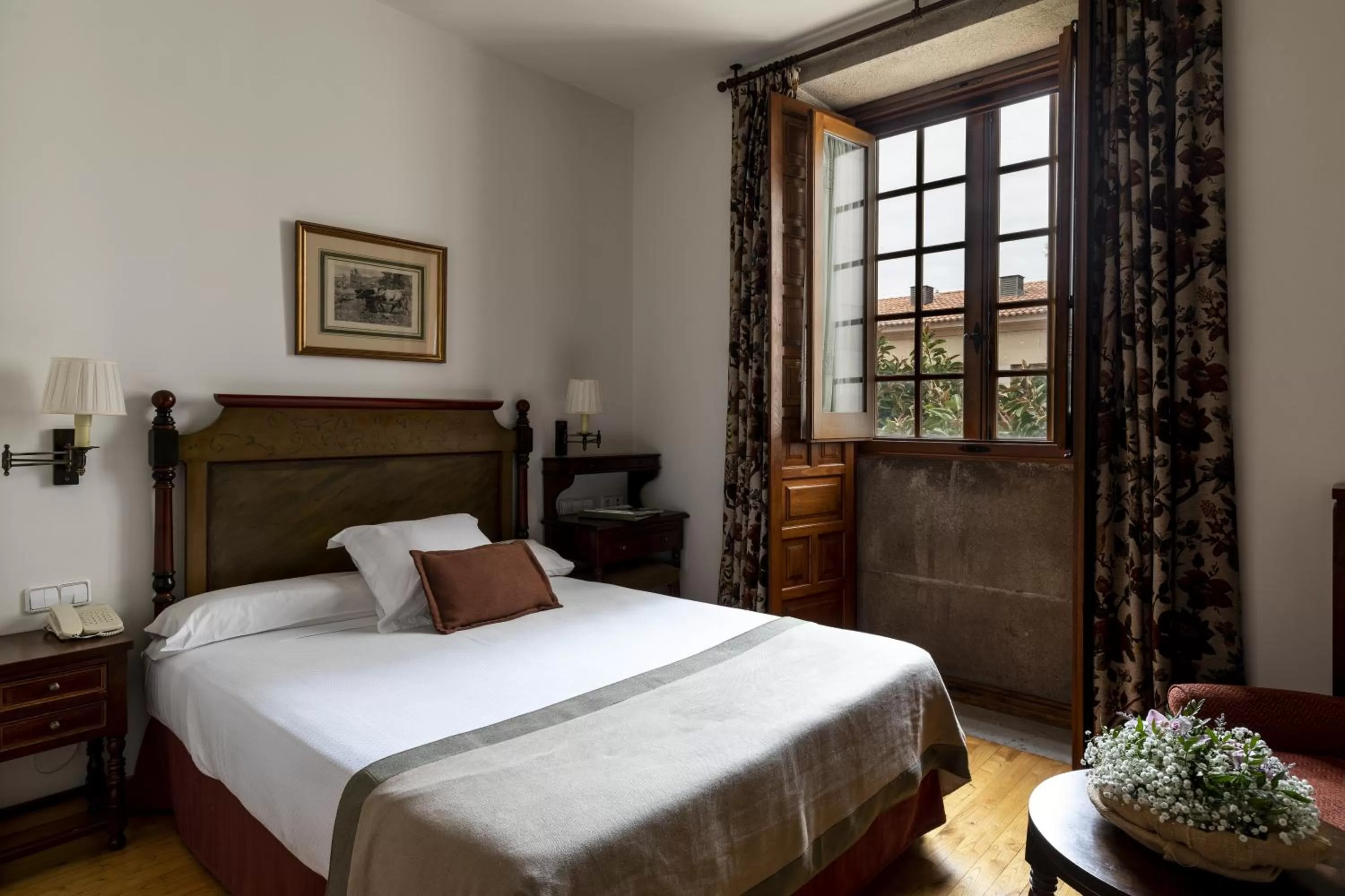 Photo of the whole room, Bed in Parador de Cambados
