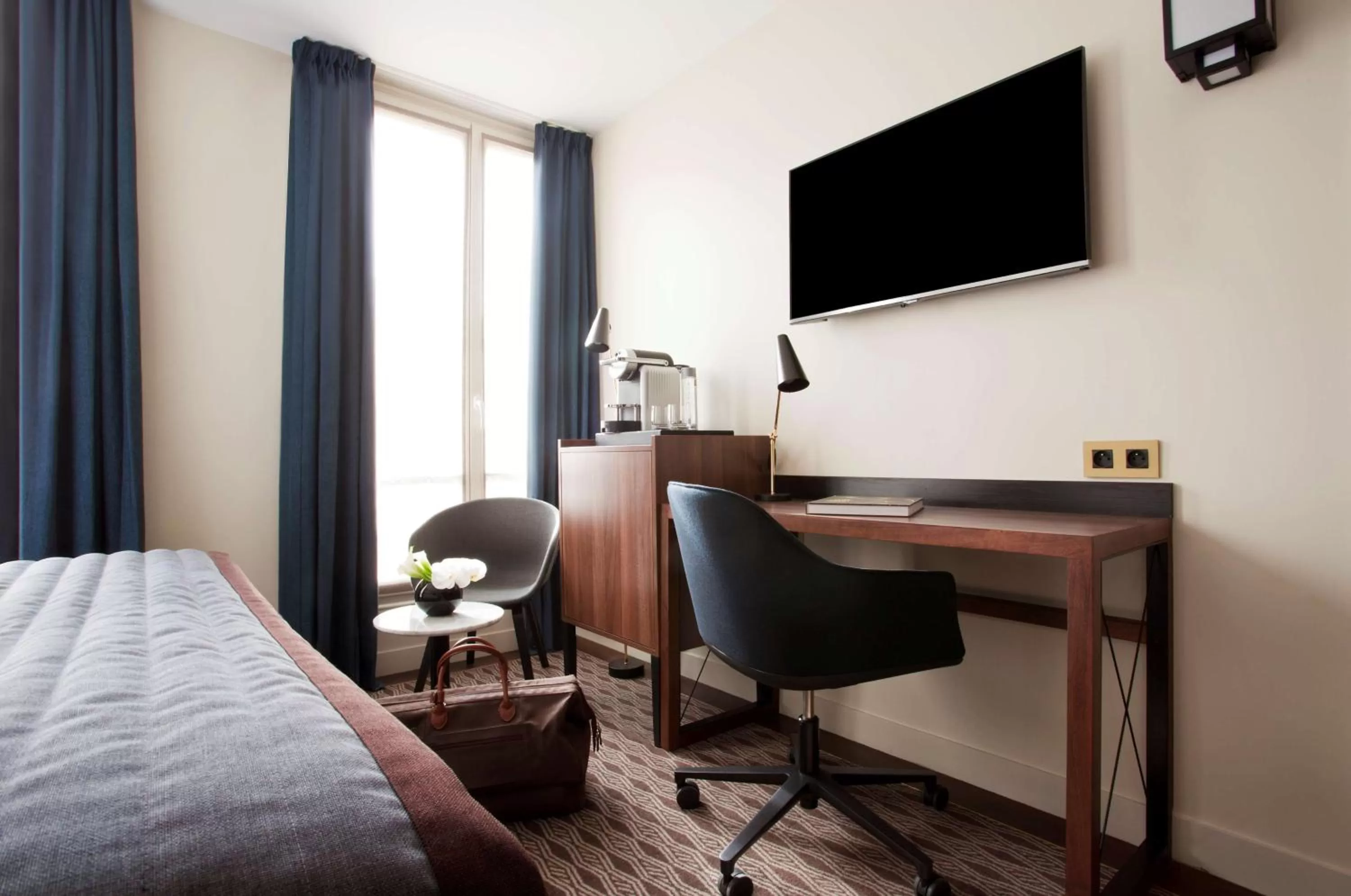 Photo of the whole room, Bed in Hôtel Mayflower Opera