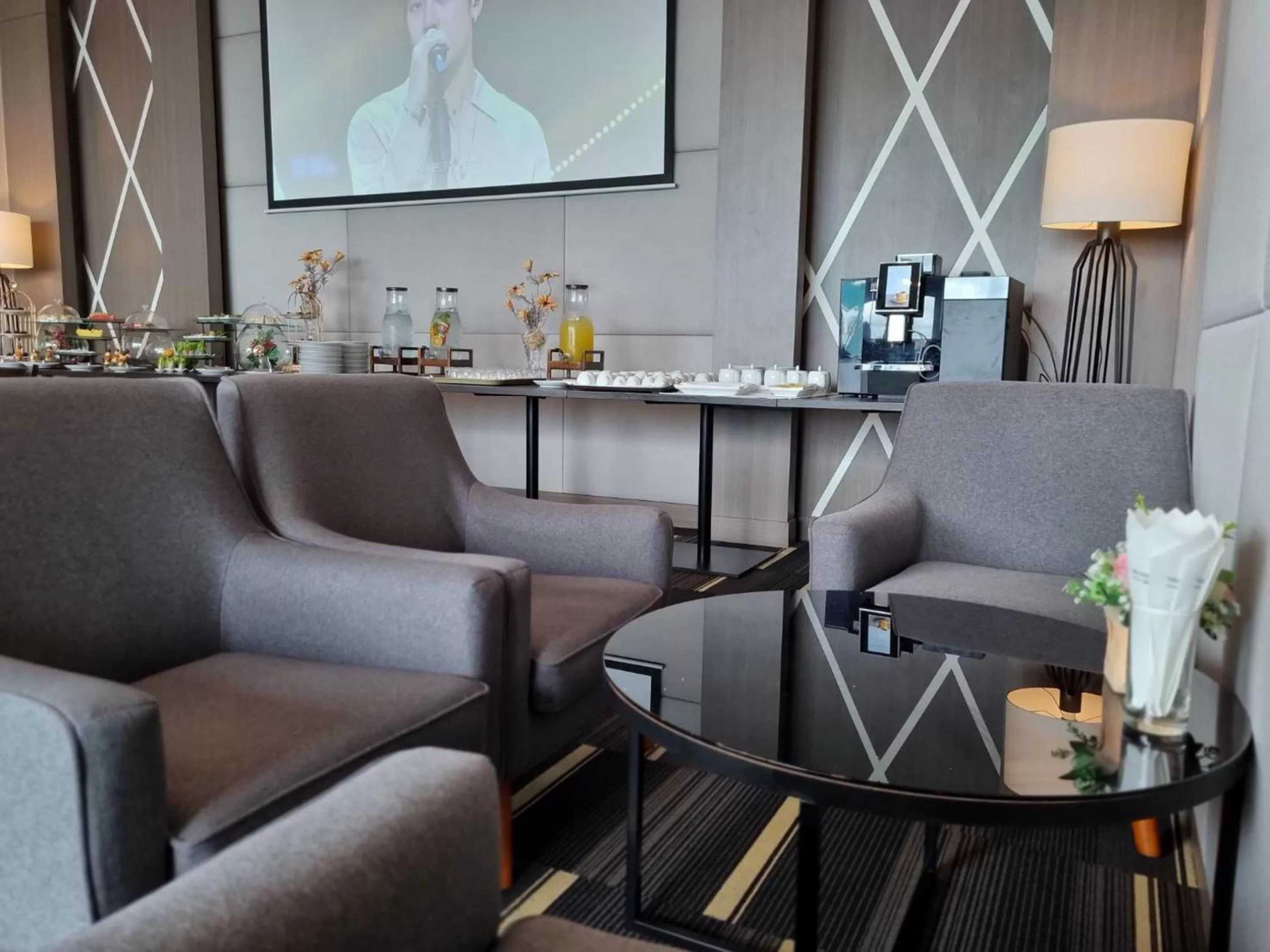 Communal lounge/ TV room in Grand Fortune Hotel Nakhon Si Thammarat