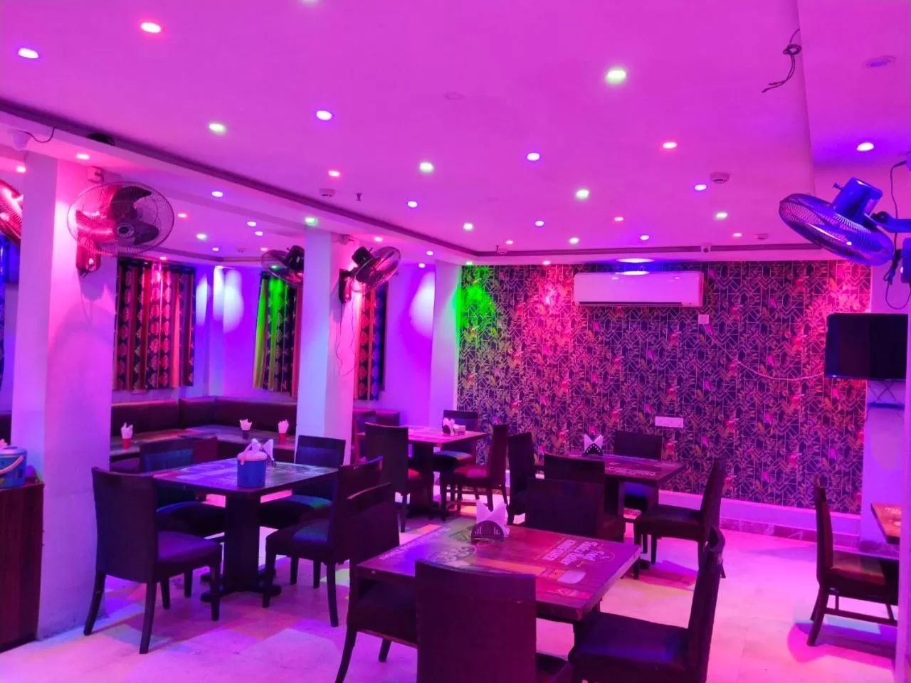 Restaurant/places to eat in Hotel Airlines