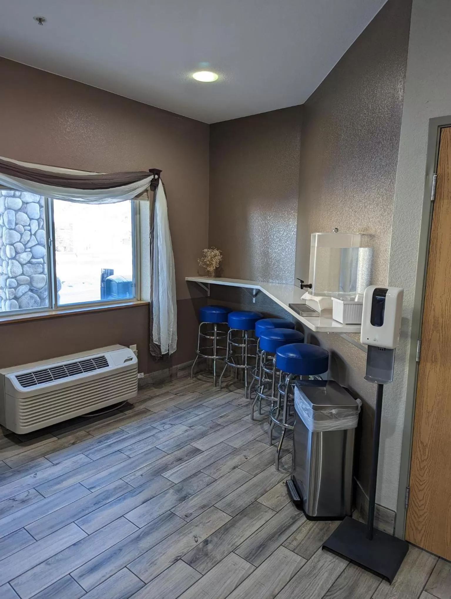 Seating area in Days Inn & Suites by Wyndham Castle Rock