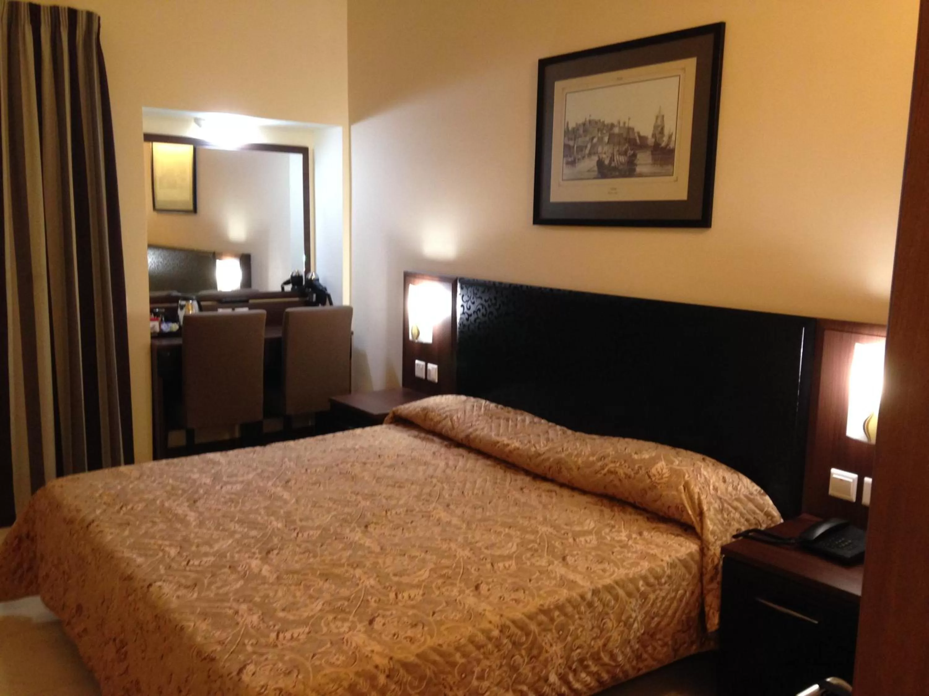 Bedroom, Bed in Grand Harbour Hotel