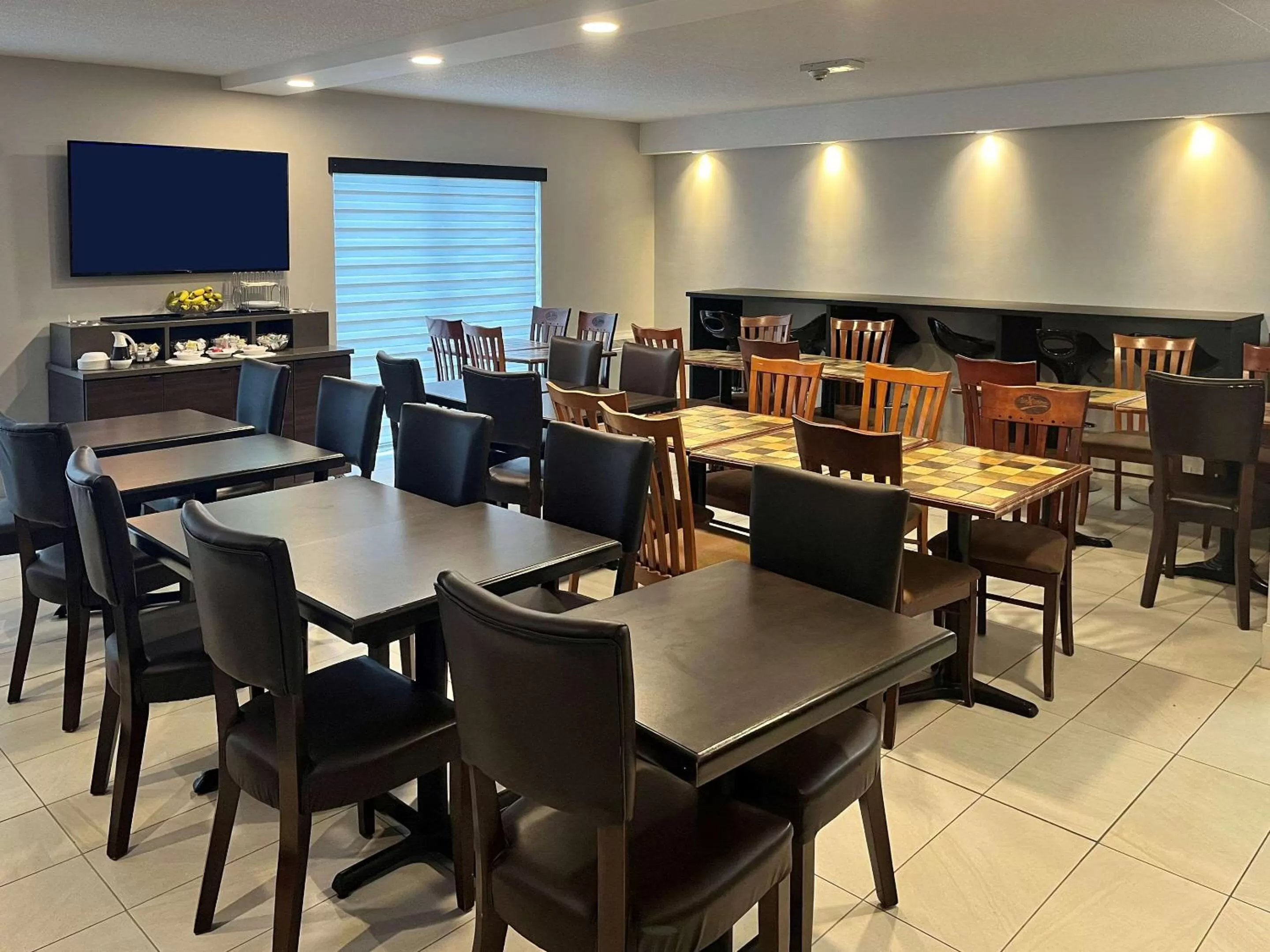 Breakfast in Econo Lodge Airport Quebec