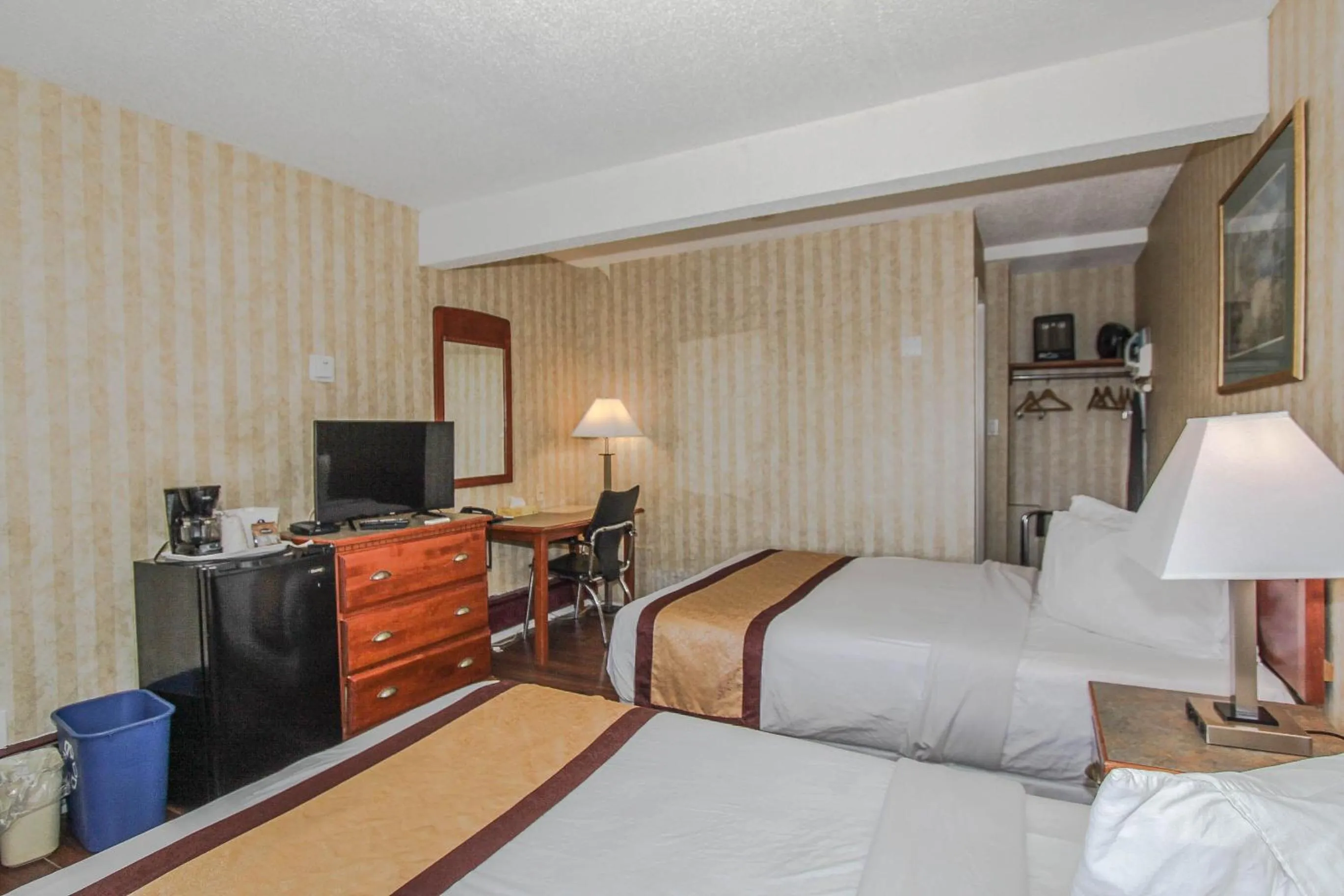 TV and multimedia, Bed in Canadas Best Value Inn Chinook Station
