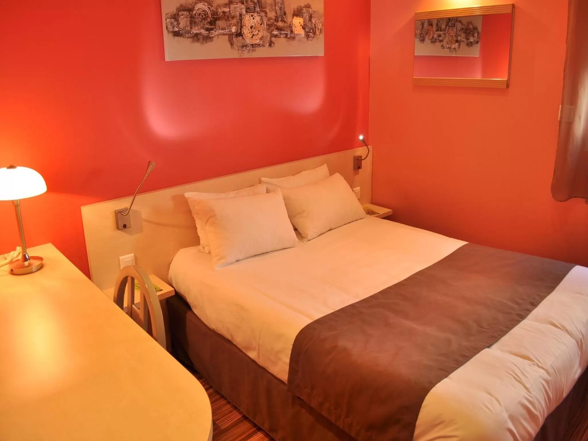 Decorative detail, Bed in Logis Hôtel La Résidence, Cognac Centre