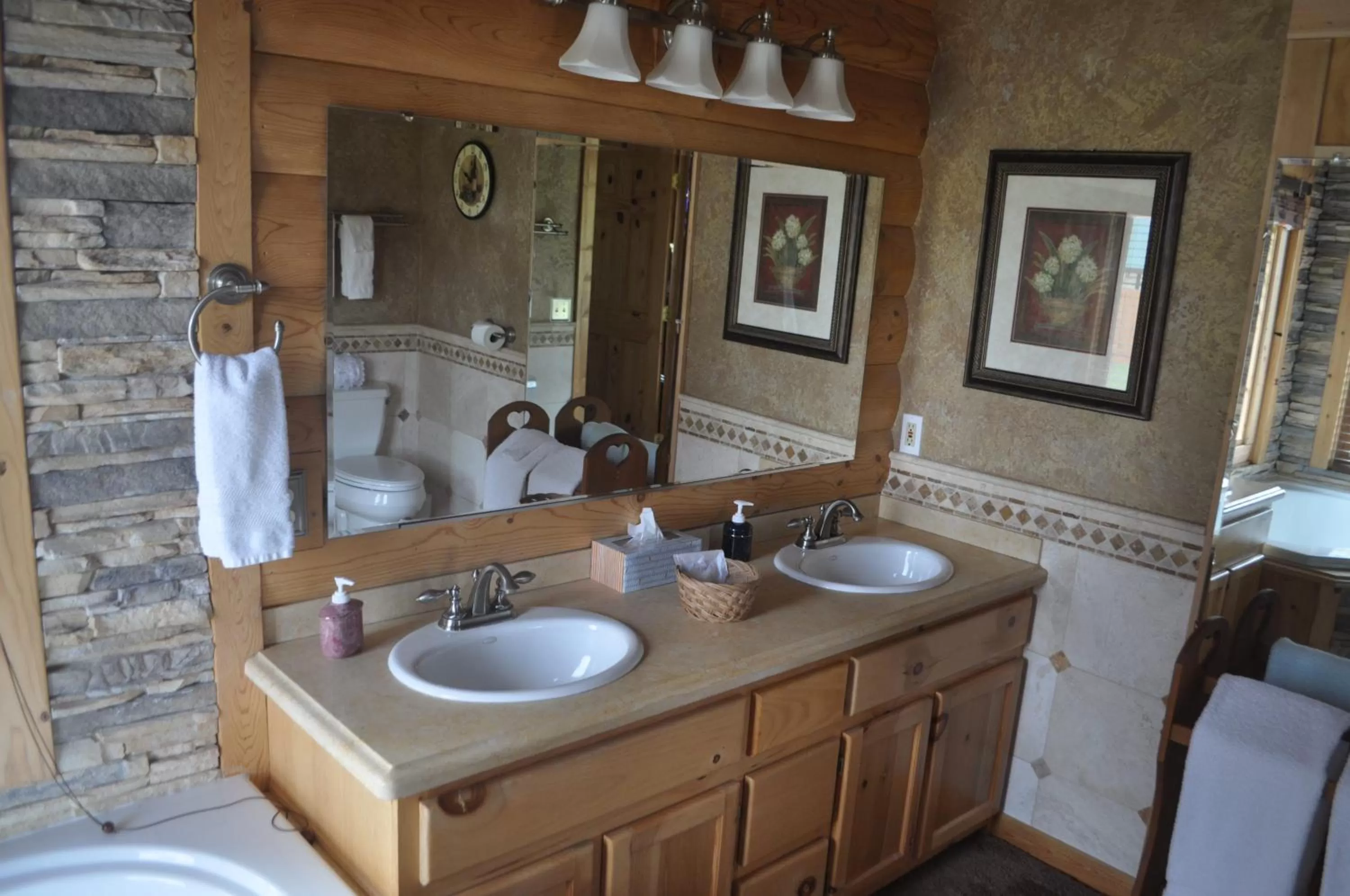 Bathroom in Elkwood Manor Bed & Breakfast