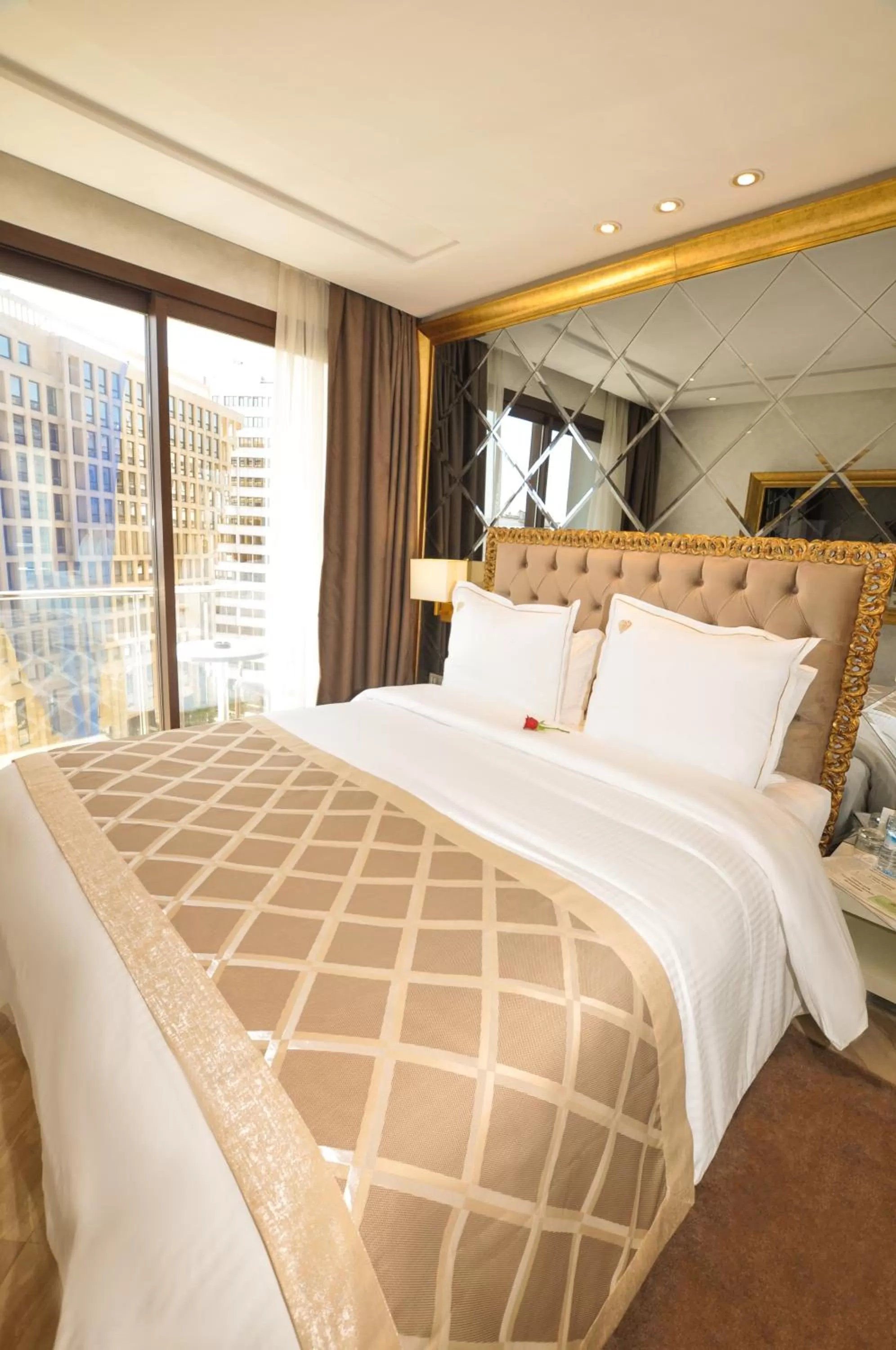 Shower, Bed in Suite Hotel Casa Diamond