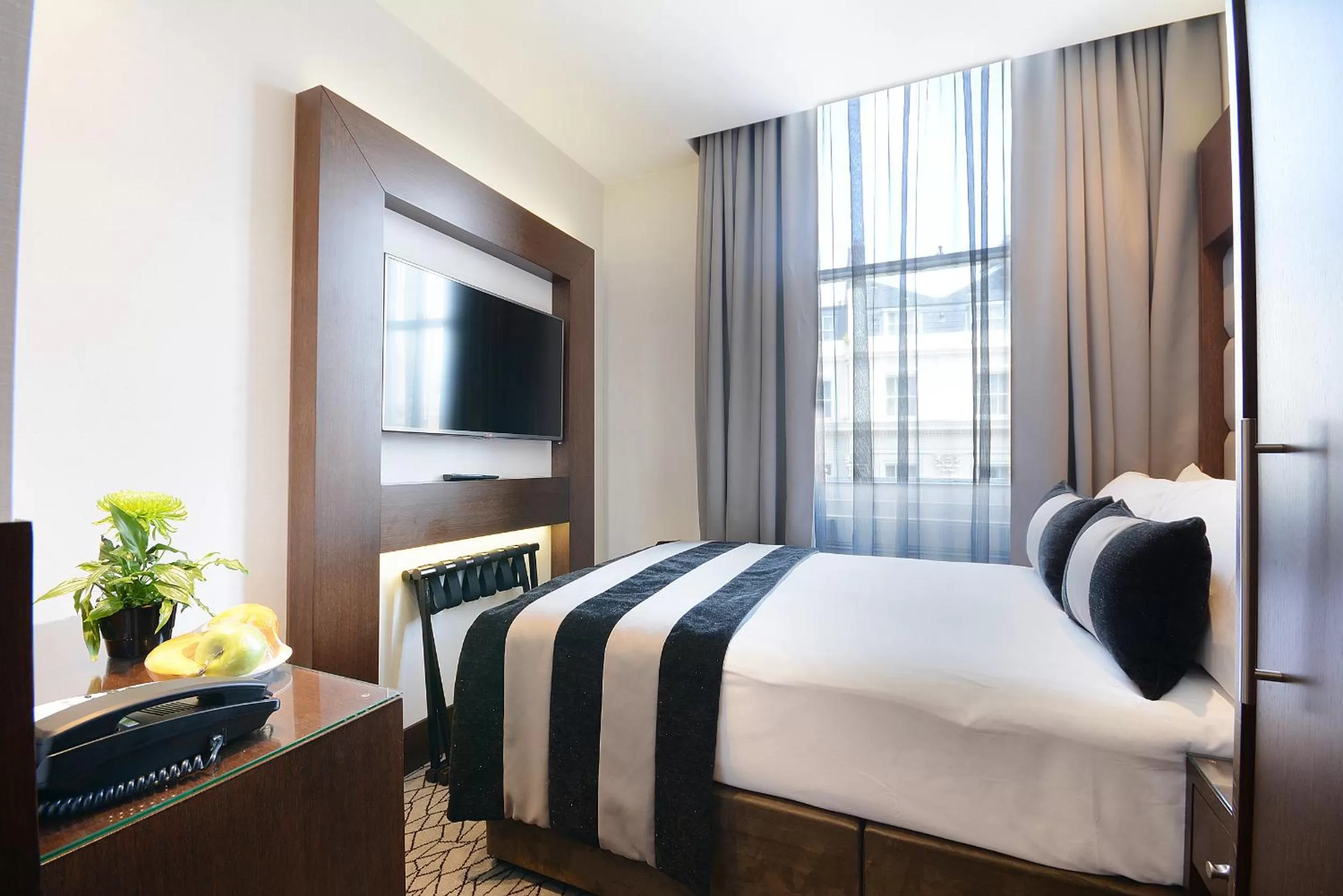 Bedroom, Bed in Park Grand Paddington Court