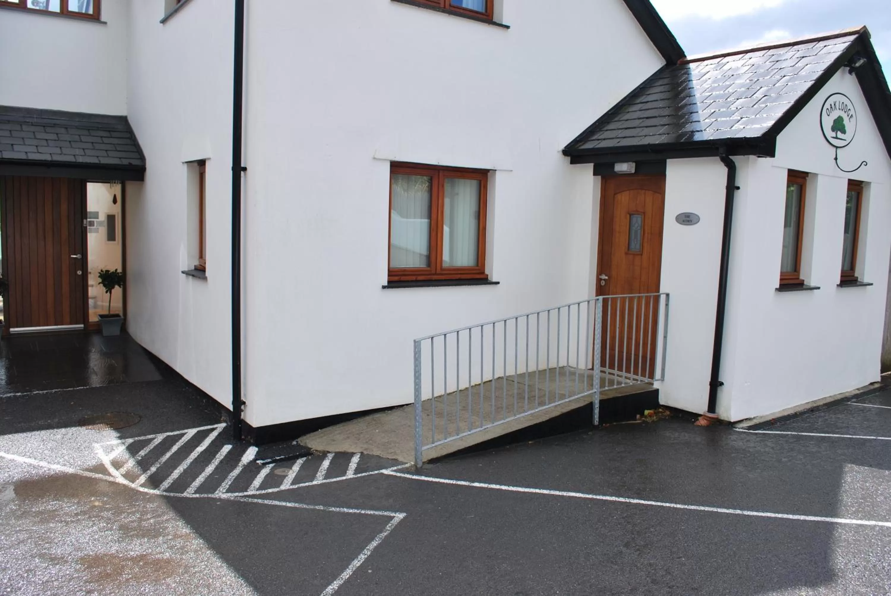 Property building in Oak Lodge B&B