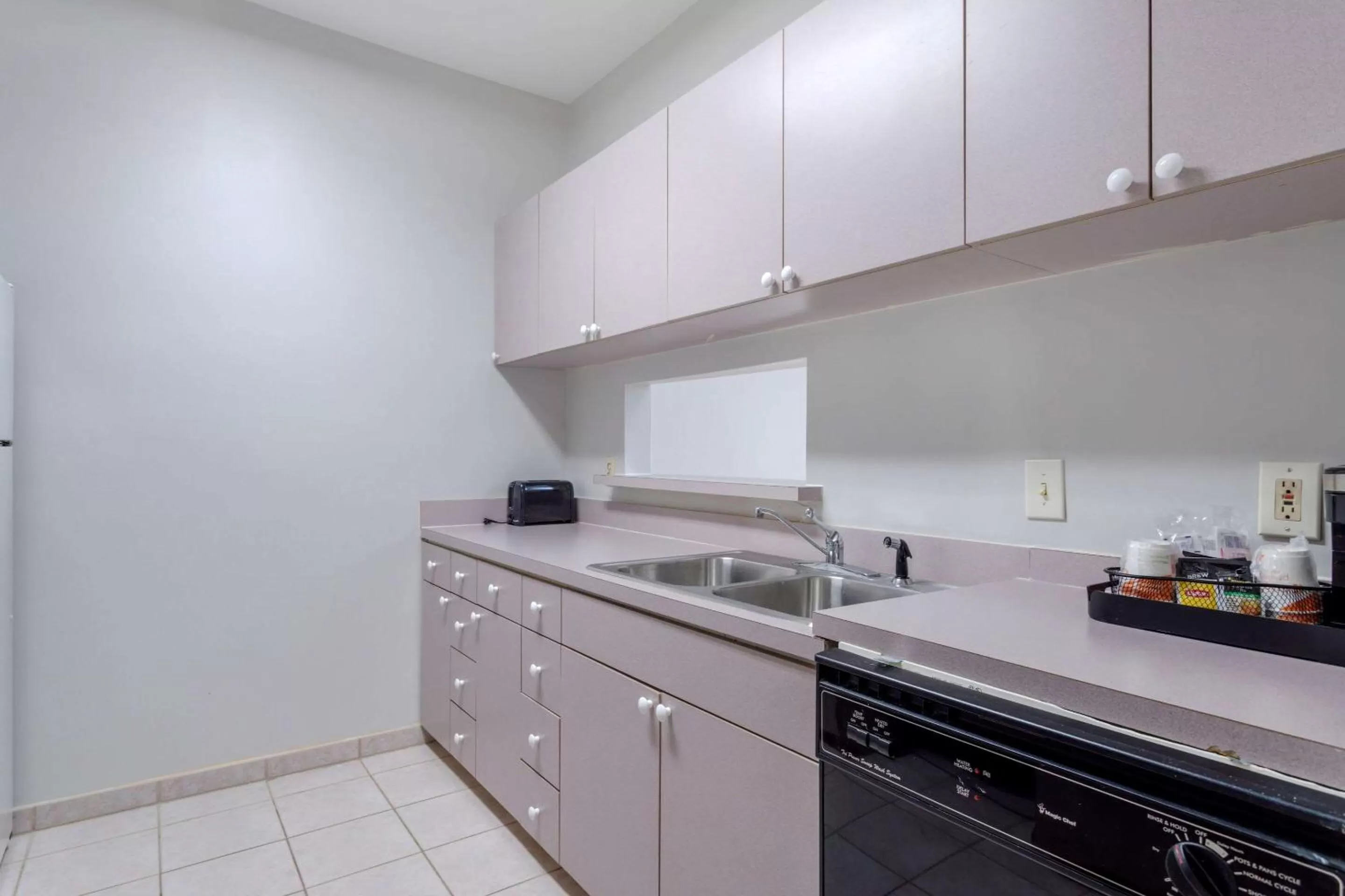 Kitchen or kitchenette in Comfort Suites La Porte - Baytown
