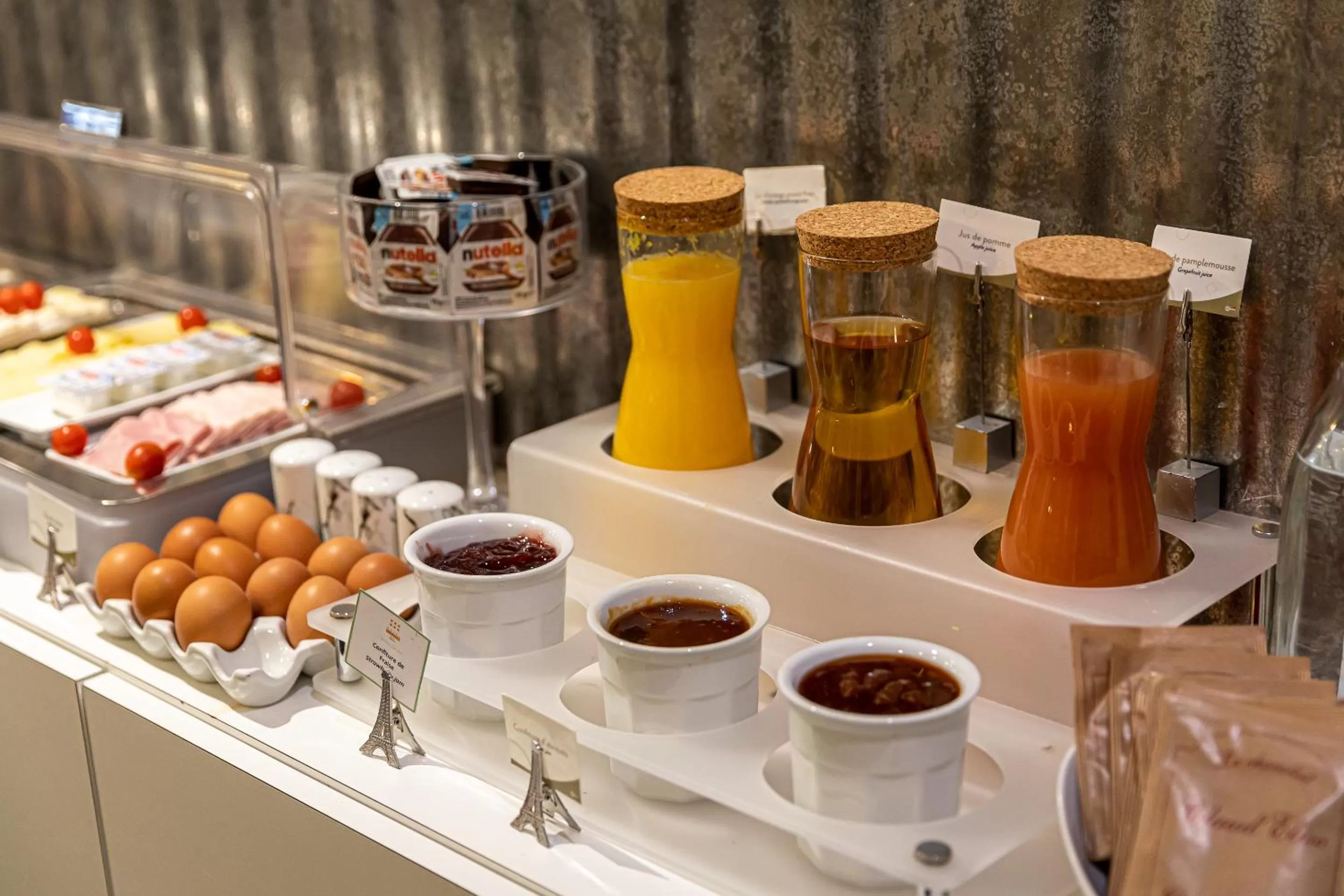 Breakfast in Hotel Glasgow Monceau by Patrick Hayat