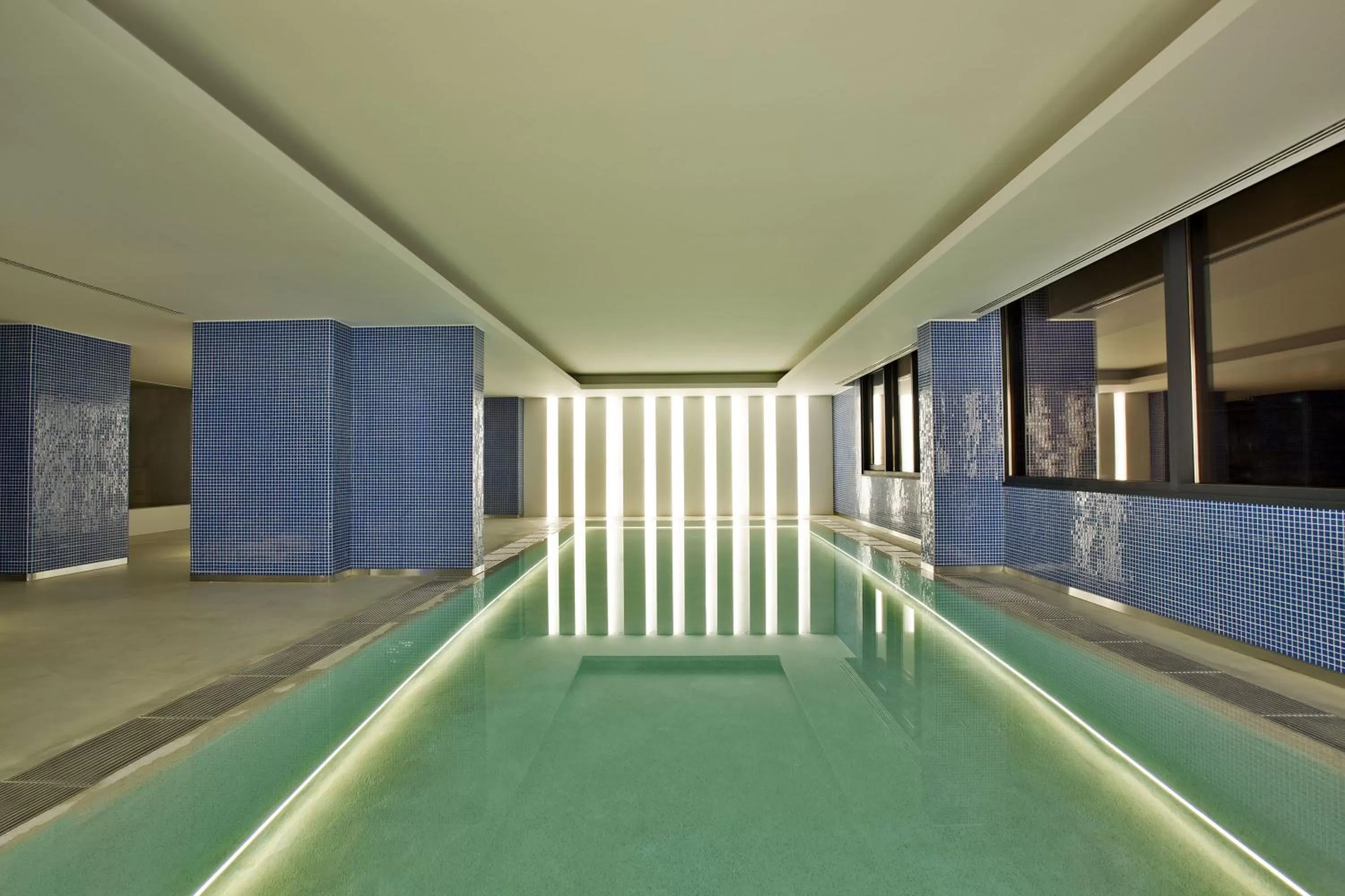 Swimming pool in EVOLUTION Lisboa Hotel