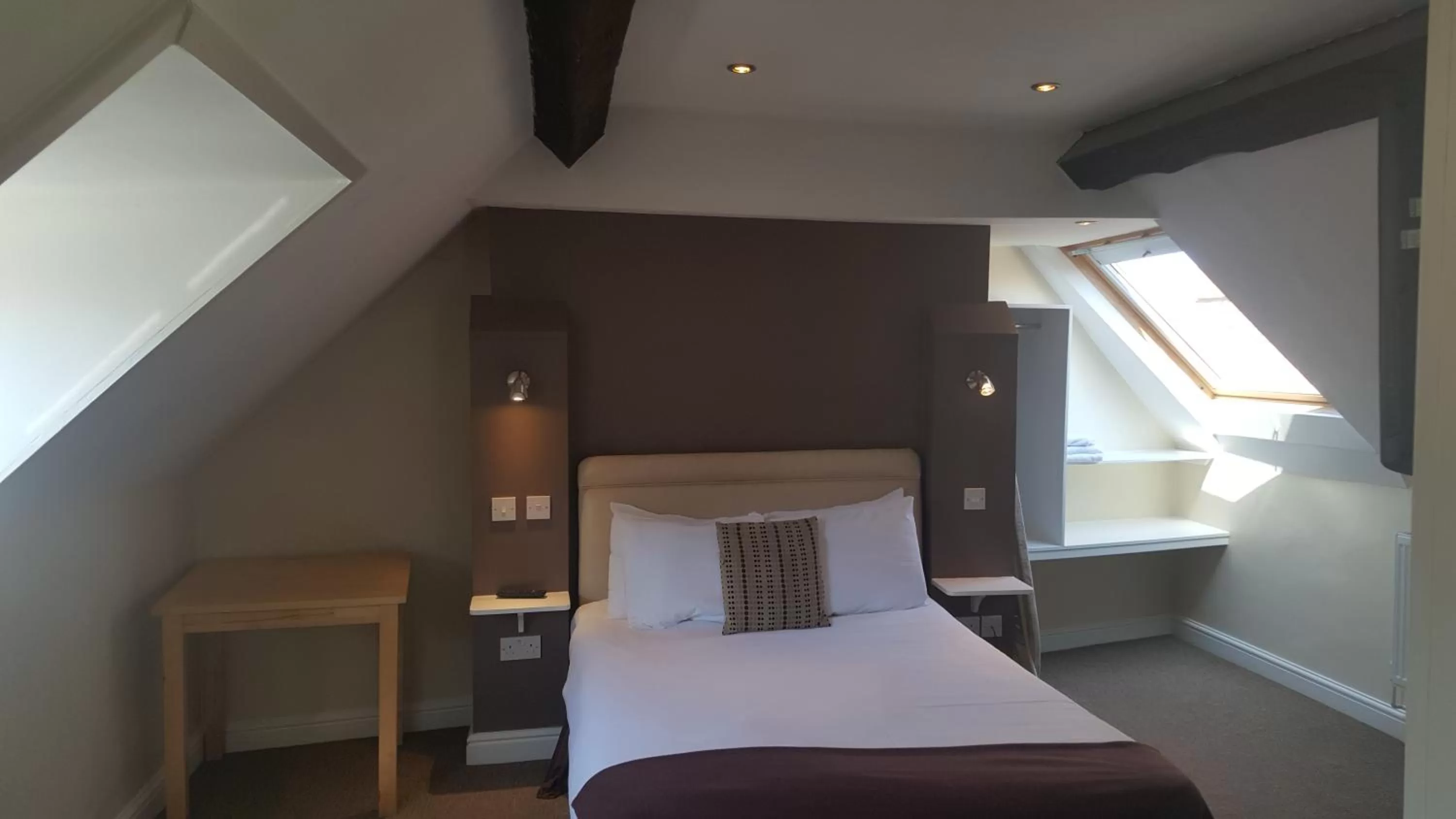 Day, Bed in Beaumond Cross Inn