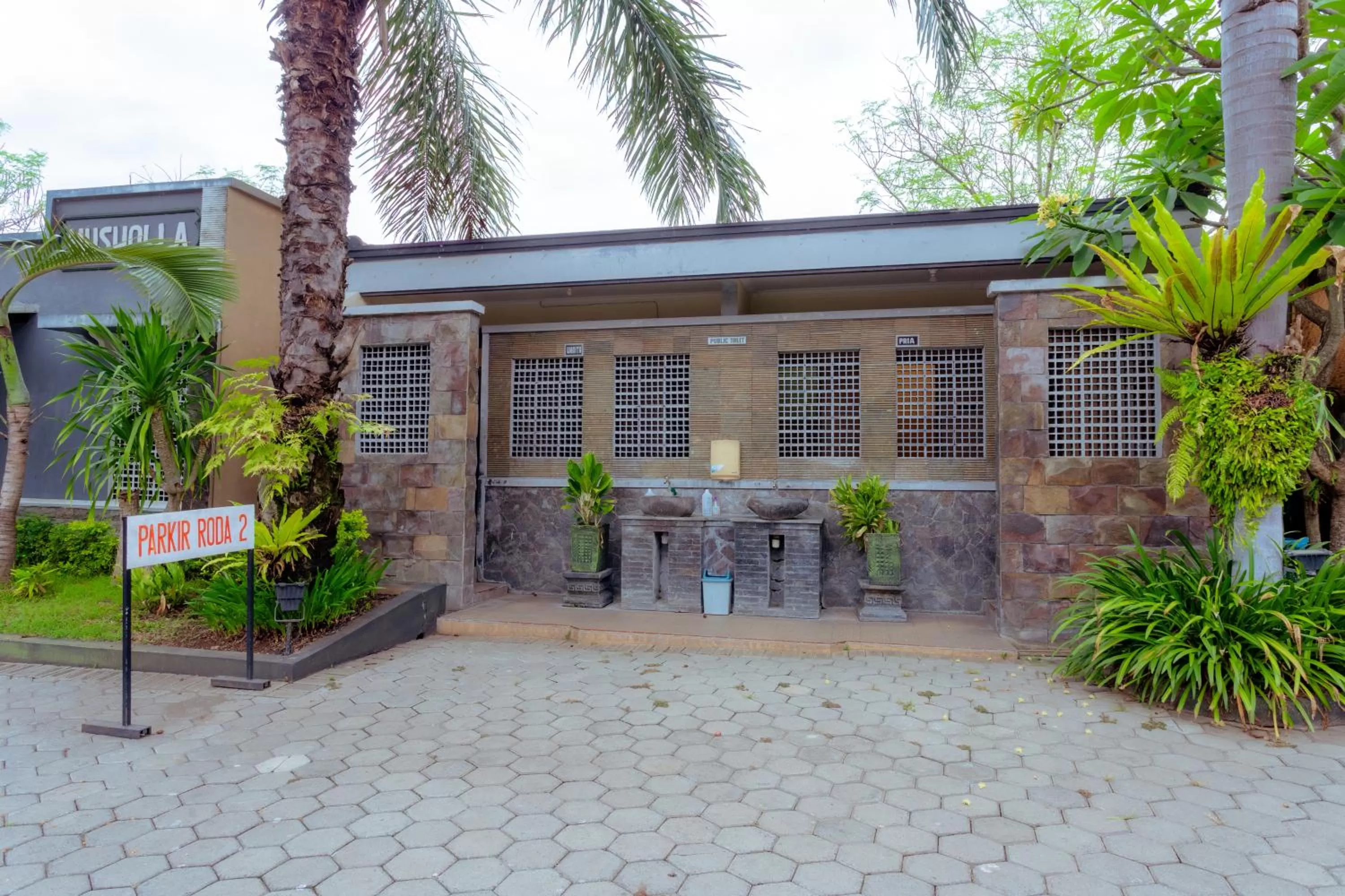 Toilet in Hotel Mahkota Plengkung by ecommerceloka