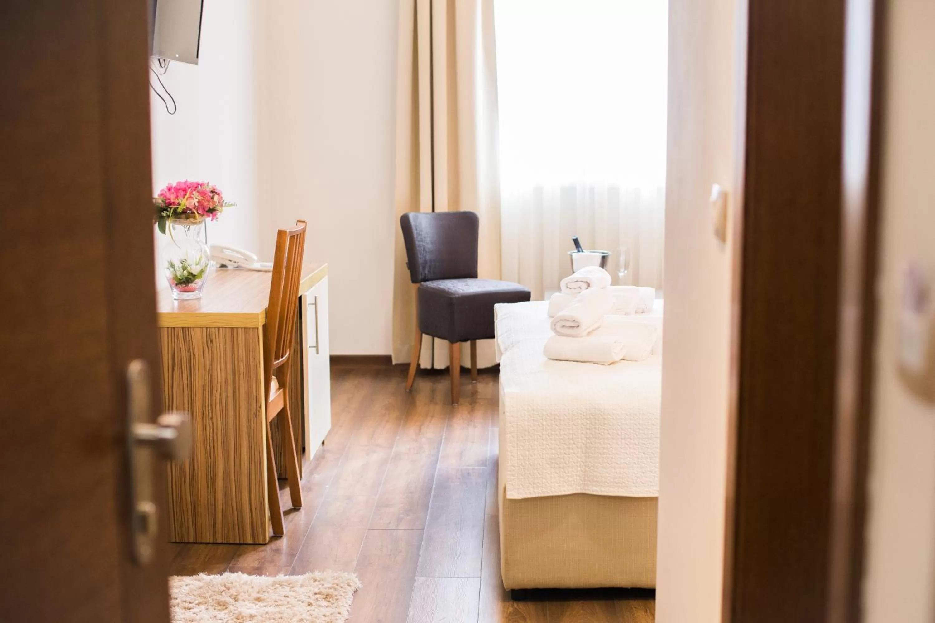 Communal lounge/ TV room, Bed in Hotel Luna