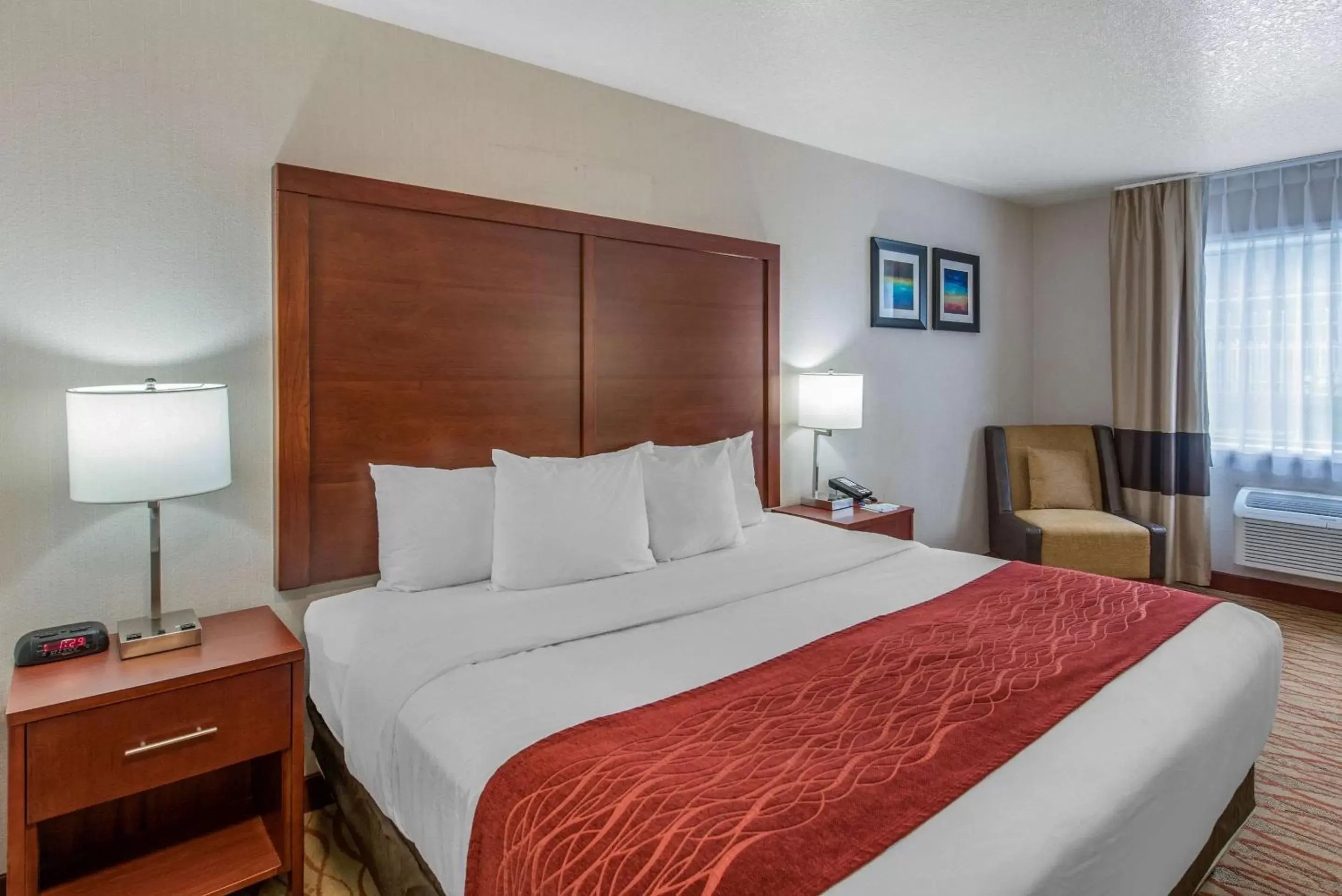 King Room - Non-Smoking in Comfort Inn Mount Shasta Area King Room - Non-Smoking in Comfort Inn Mount Shasta Area