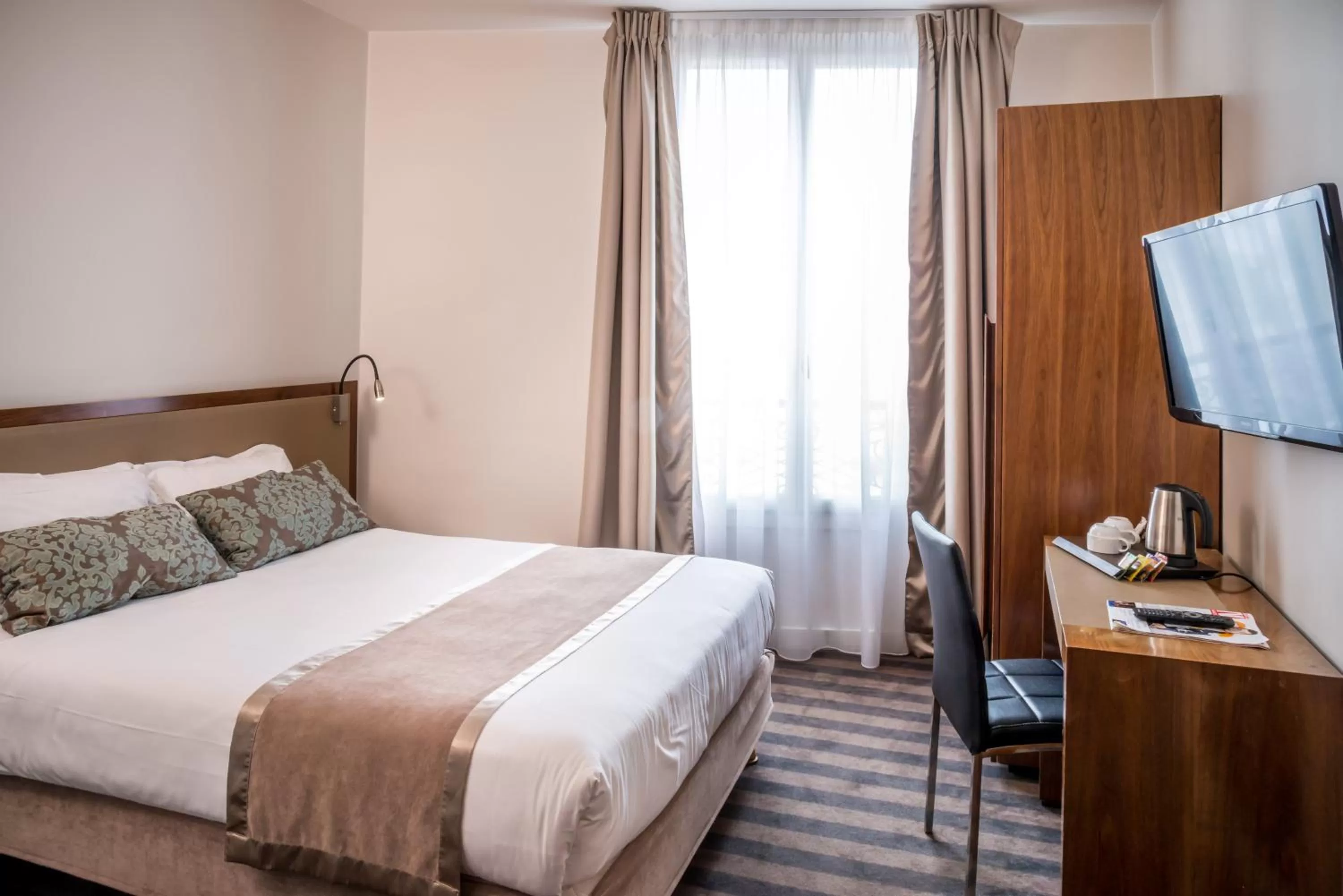 Bedroom, Bed in Art Hotel Eiffel