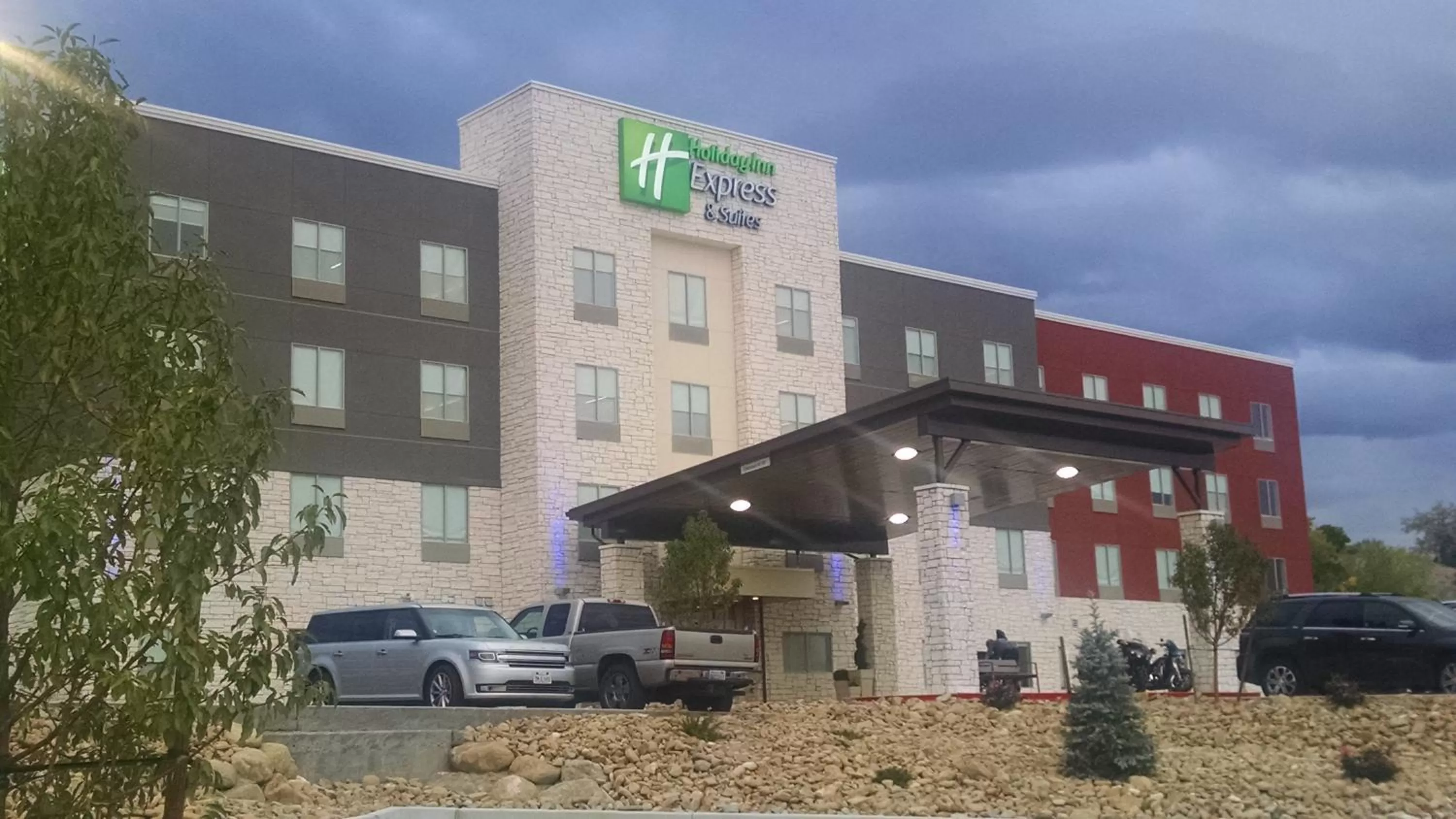 Property building in Holiday Inn Express & Suites Price by IHG