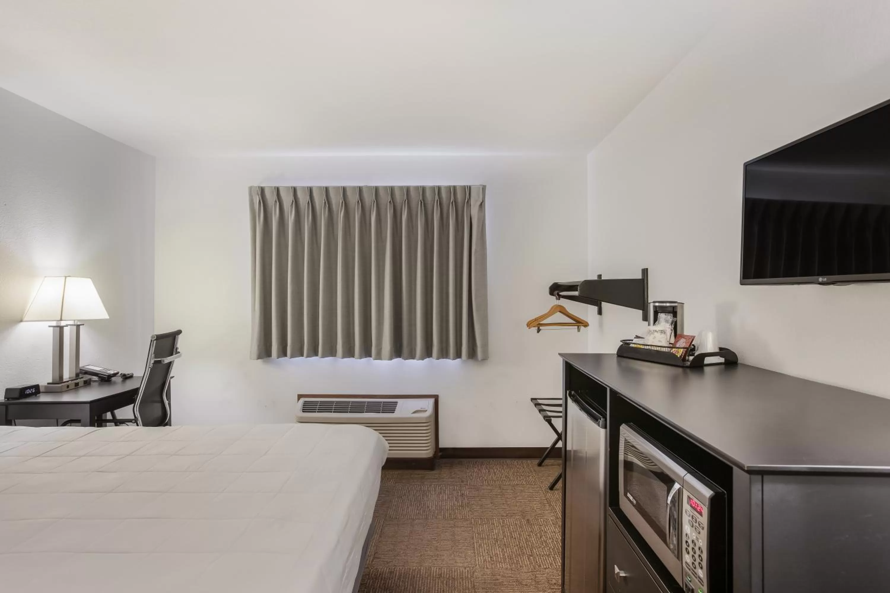 Photo of the whole room, Bed in Americas Best Value Inn & Suites-Birch Run