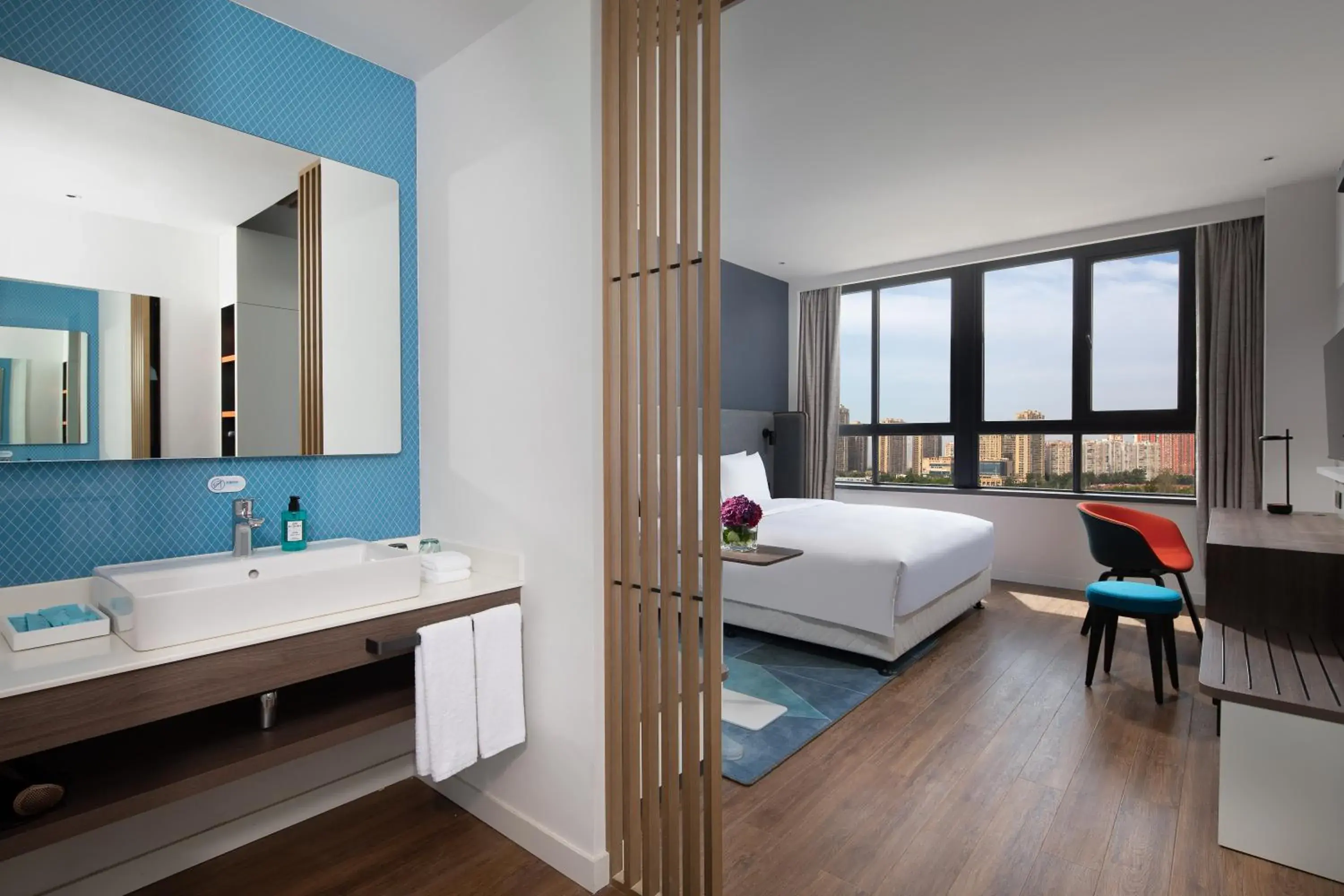 Standard King Room in Holiday Inn Express Chengdu Longquanyi North by IHG Standard King Room in Holiday Inn Express Chengdu Longquanyi North by IHG