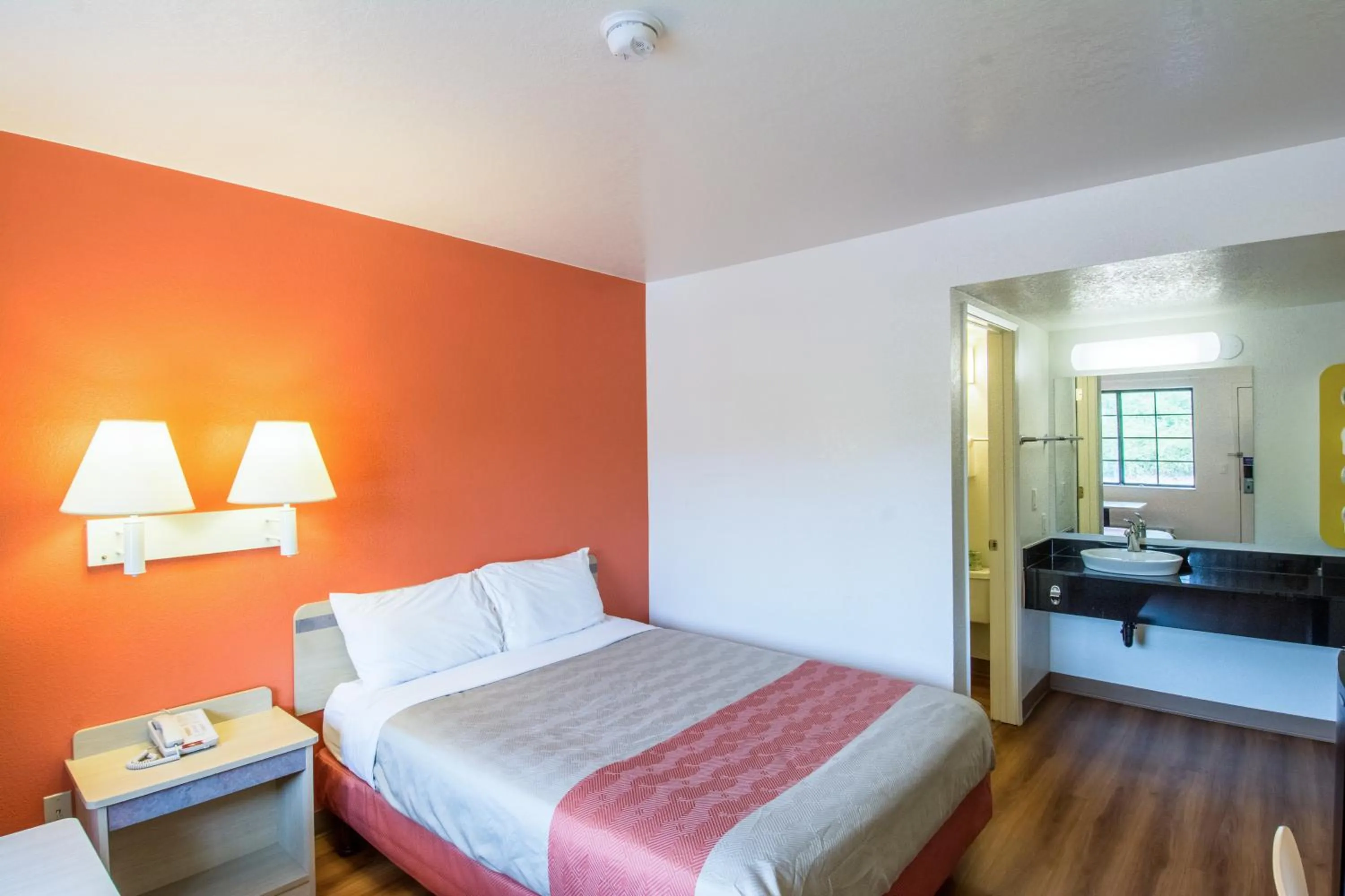 Bedroom, Bed in Motel 6-Redding, CA - North