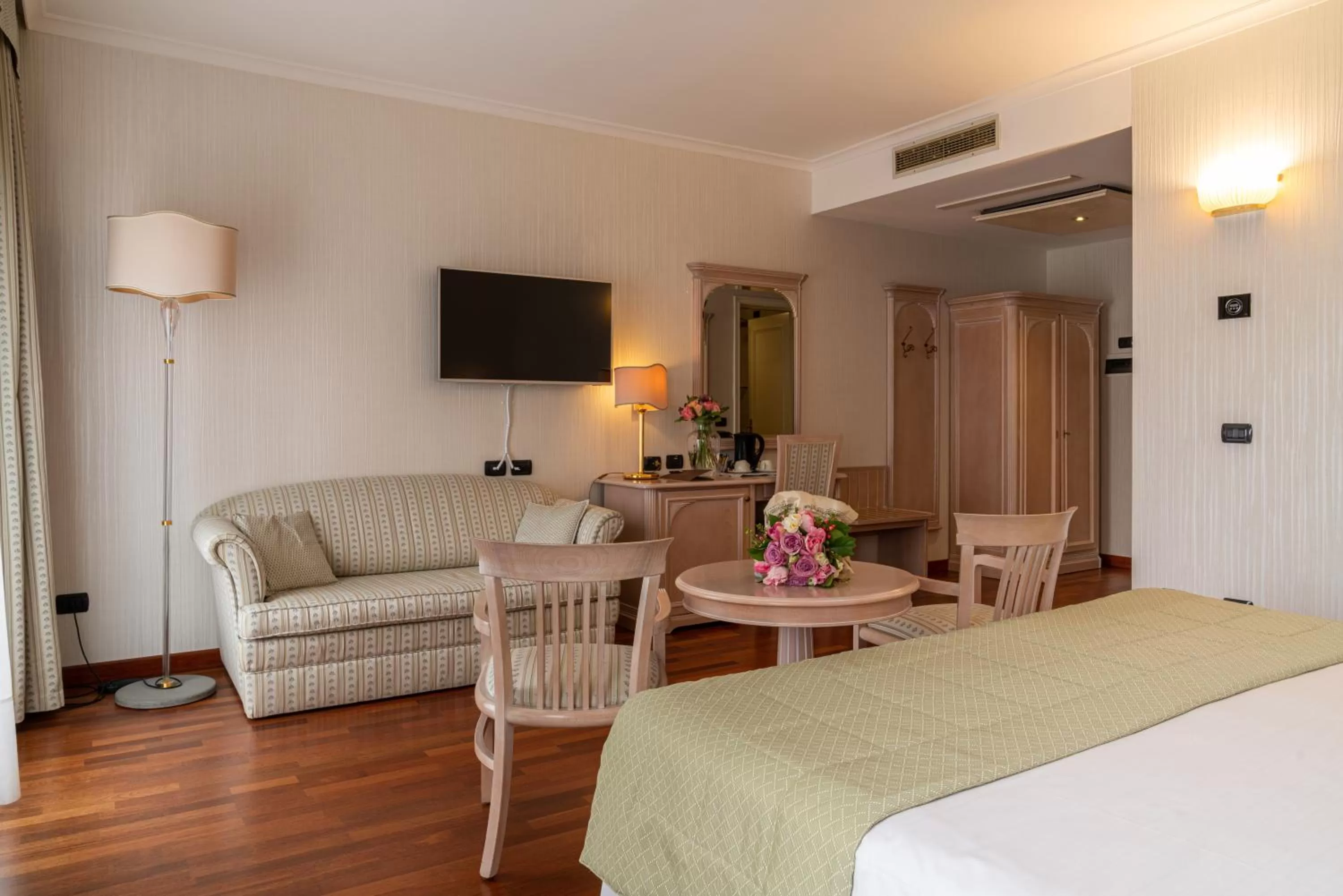 Bedroom, Bed in Hotel Roxy Plaza