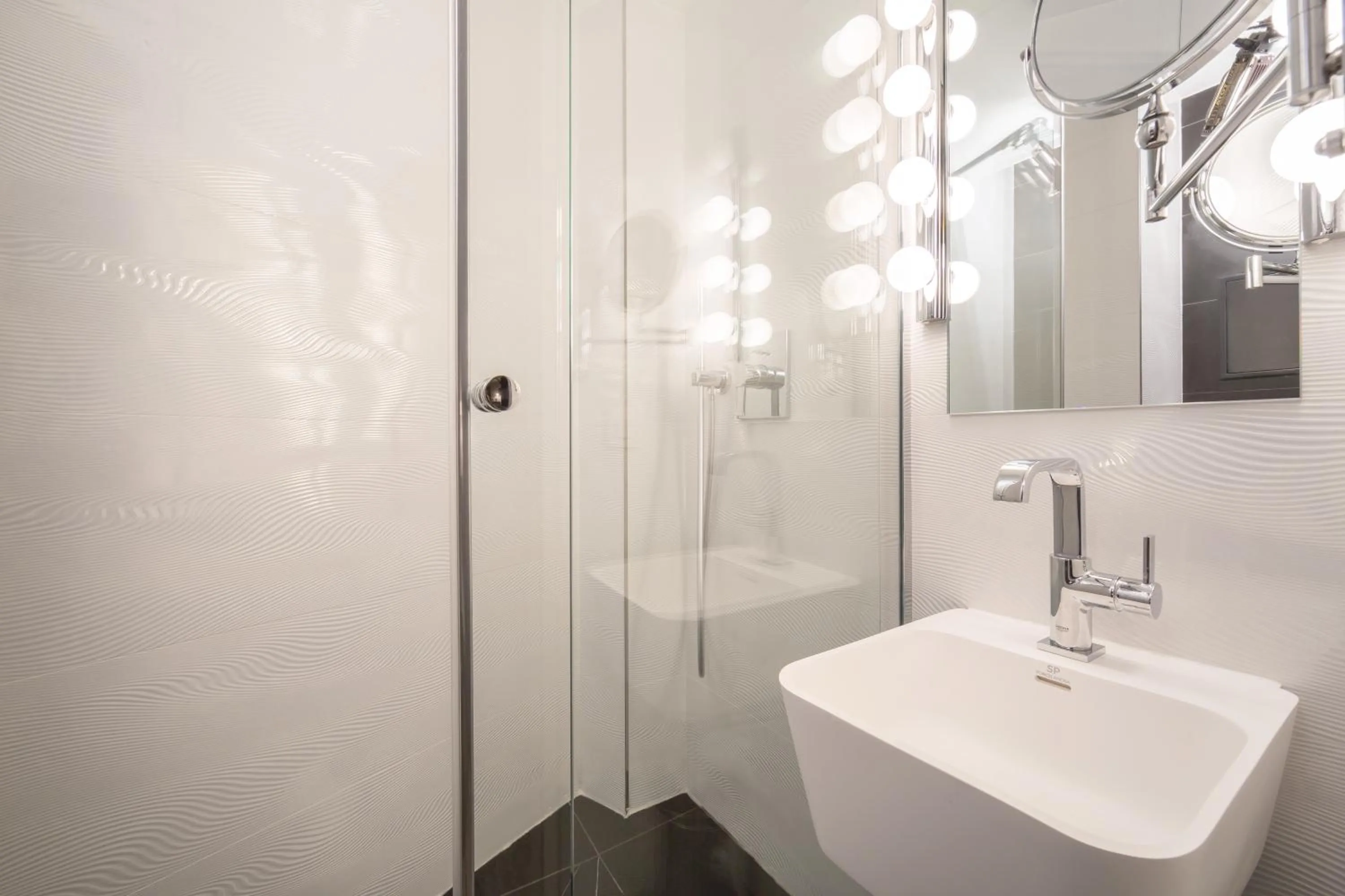 Bathroom in Hôtel La Parizienne - Proche Montparnasse