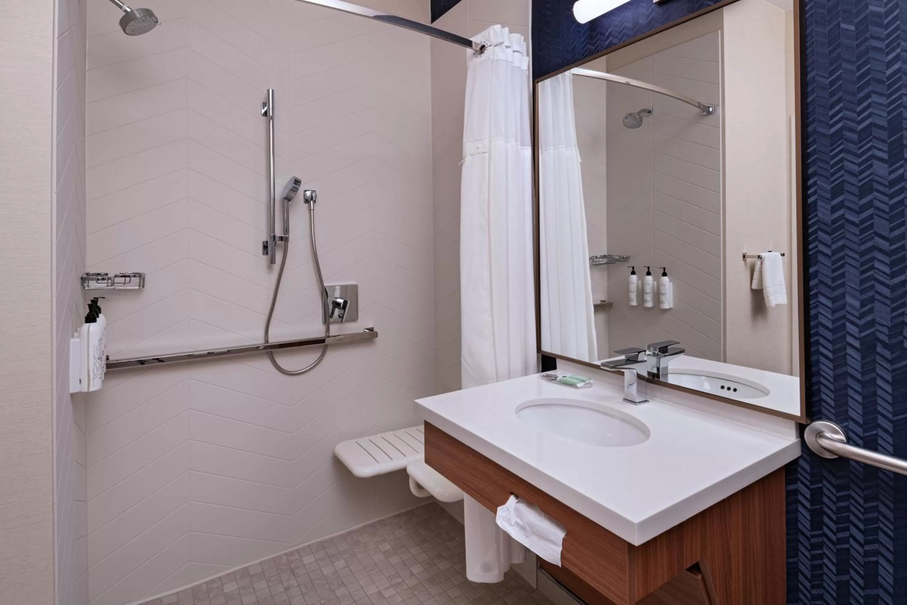 Bathroom in Fairfield Inn & Suites Kansas City Airport
