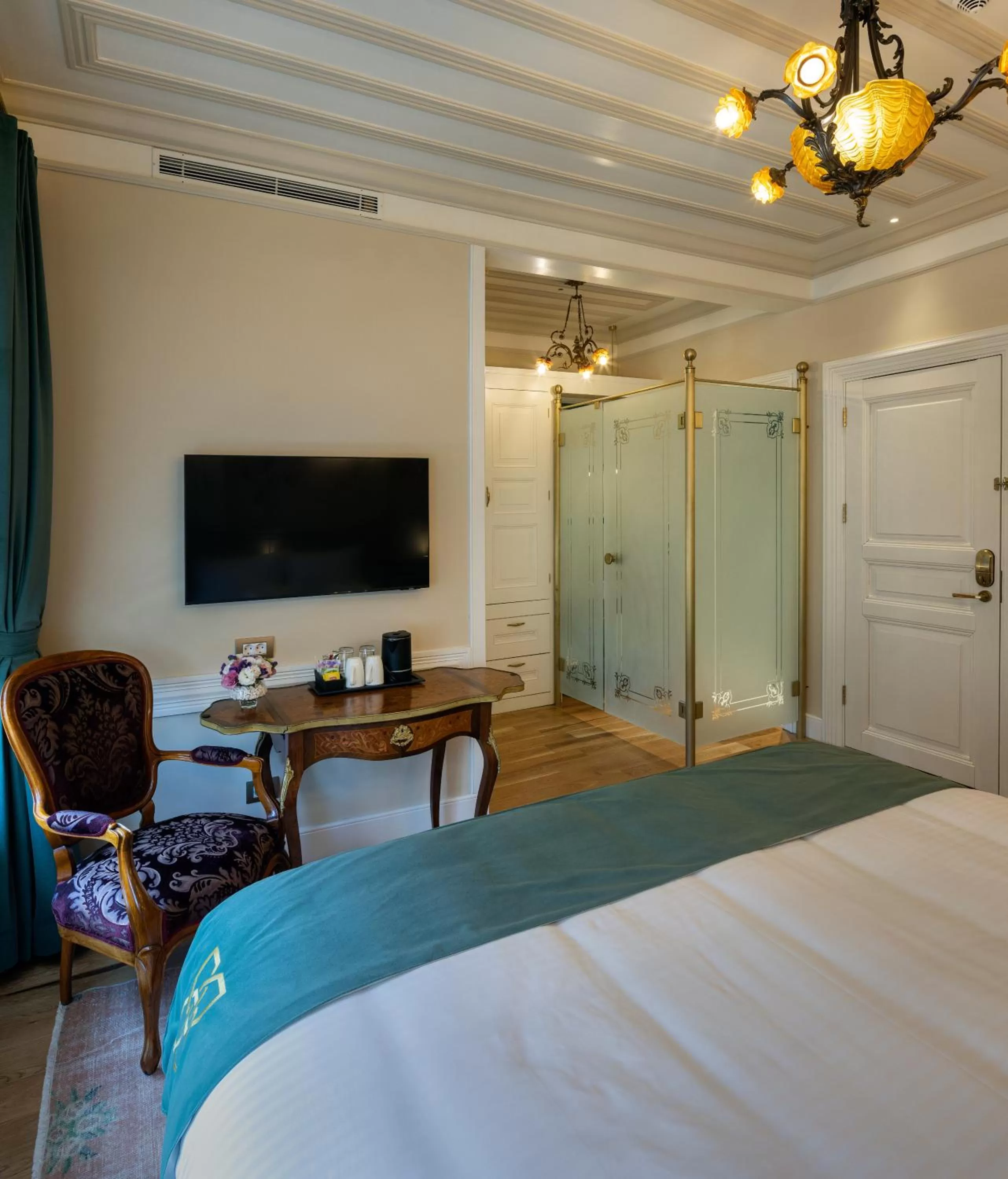 TV and multimedia, Bed in Hotel Turkish House