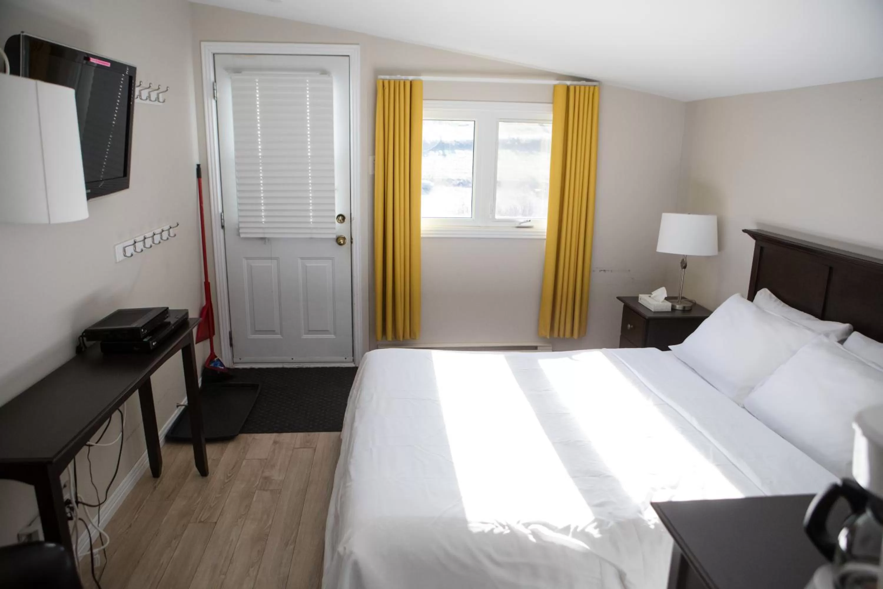 Bed in Le Montagnard, Auberge Hôtel & Chalets