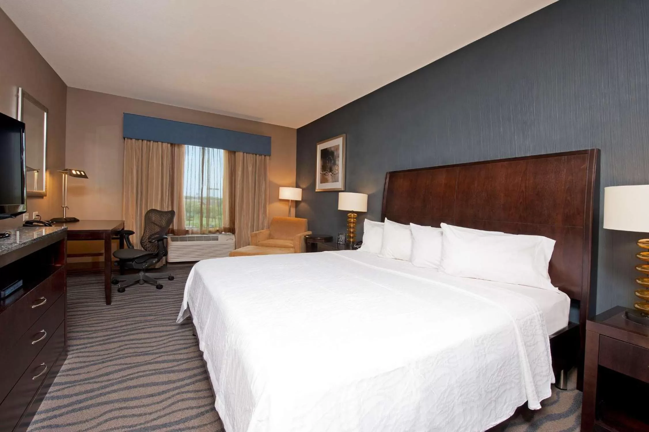 Bed in Hilton Garden Inn Ft Worth Alliance Airport