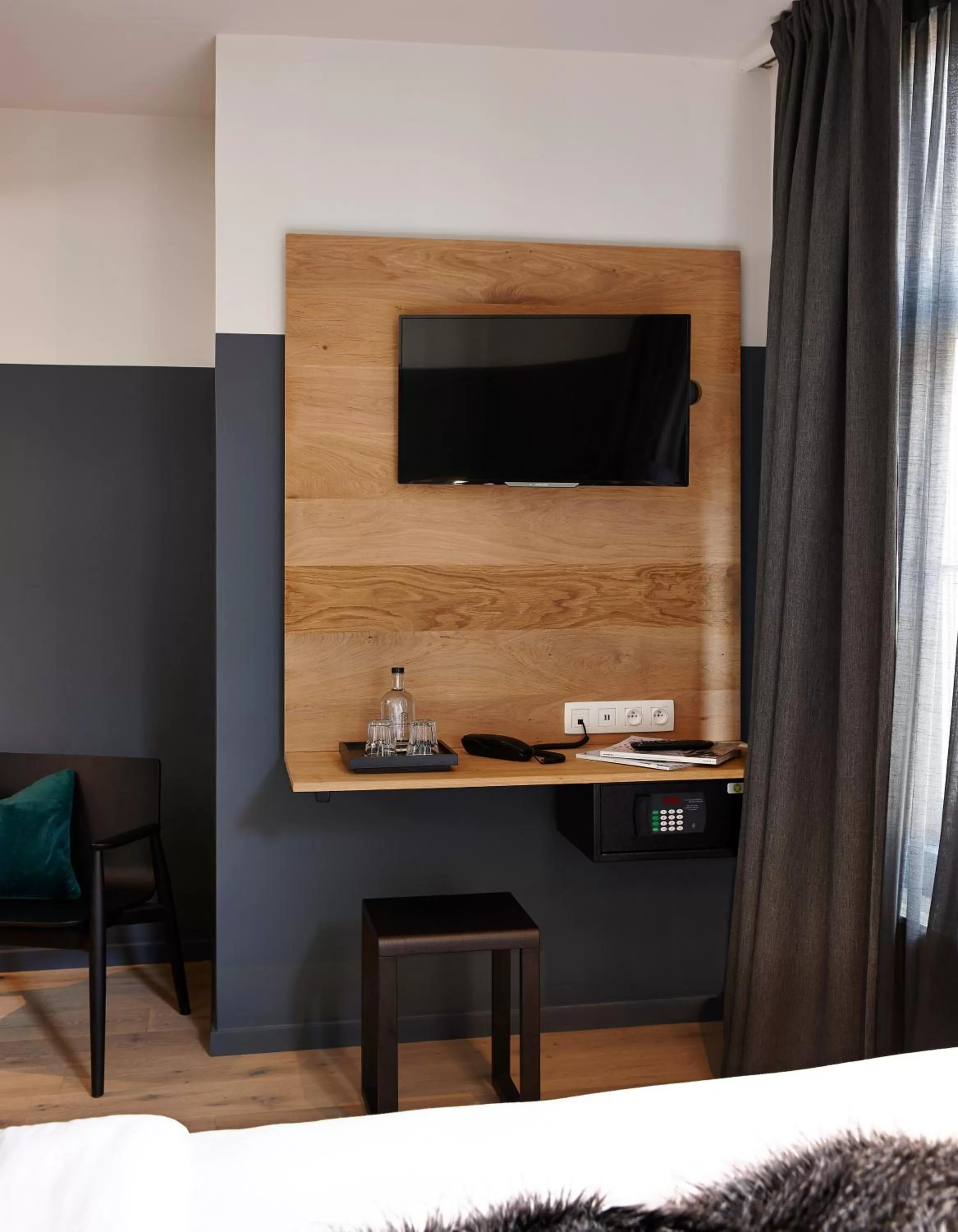 TV and multimedia, Bed in Hotel Monsieur Ernest