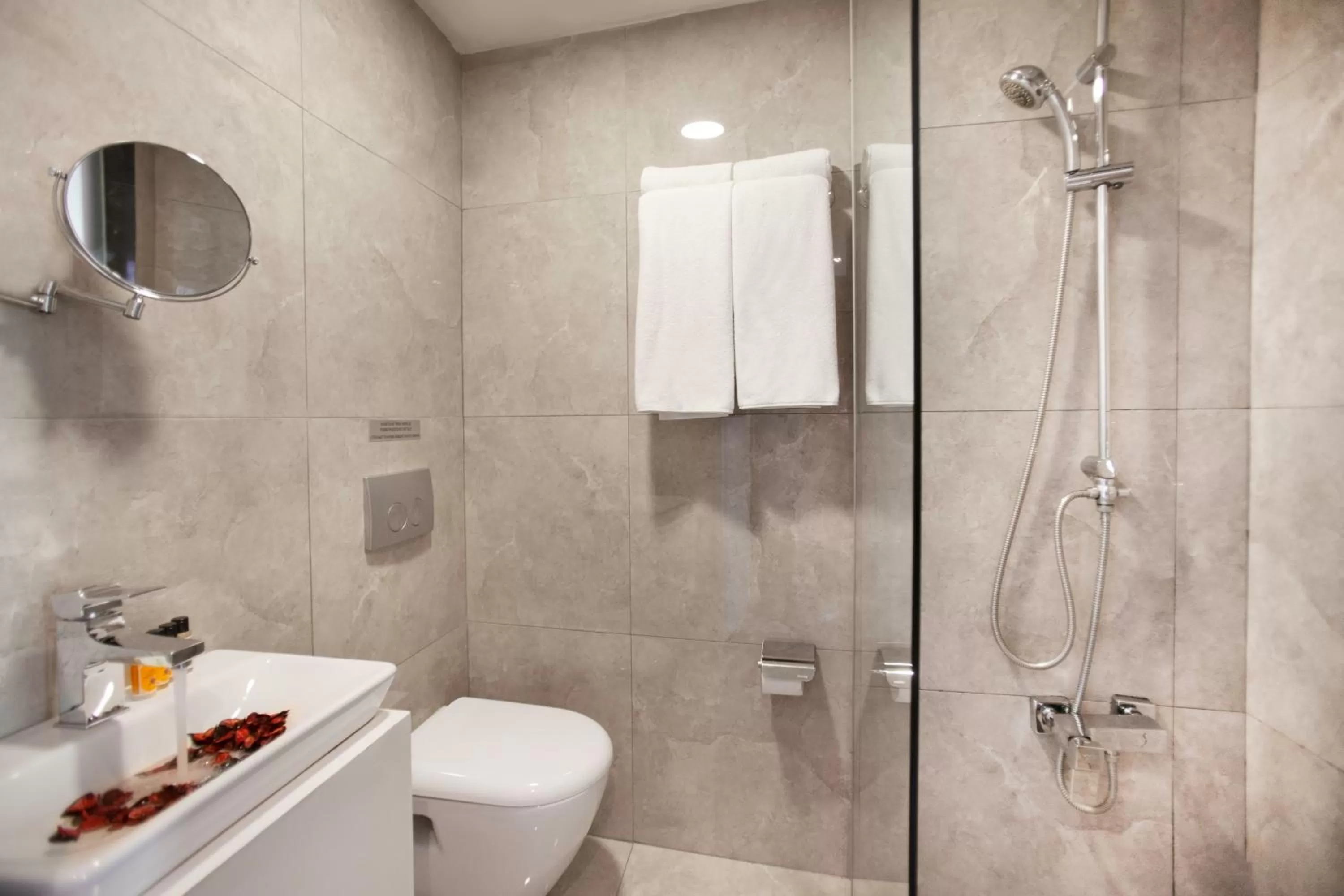 Shower in Duo Galata Hotel