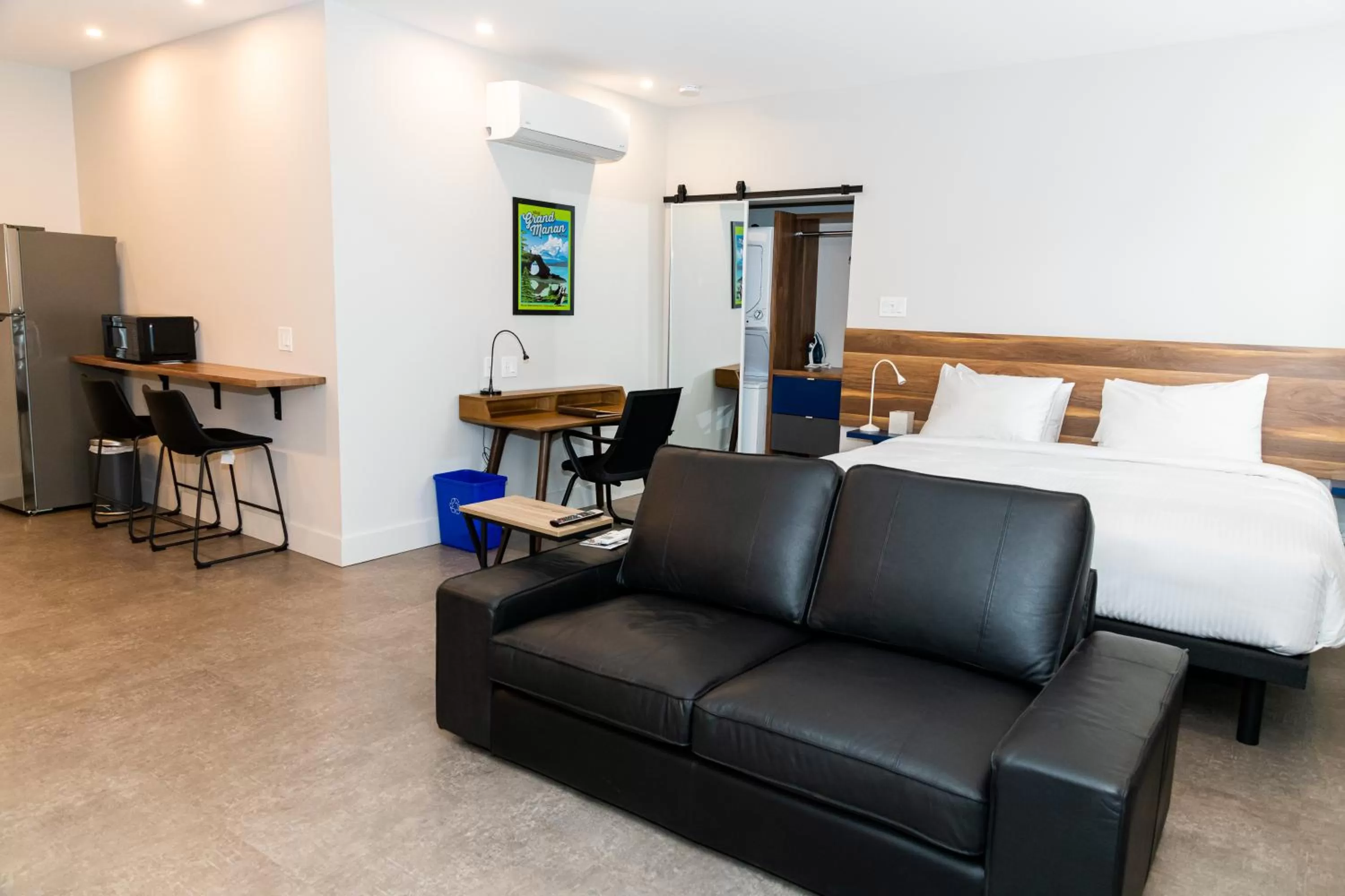 Kitchen or kitchenette, Bed in Morel Executive Suites