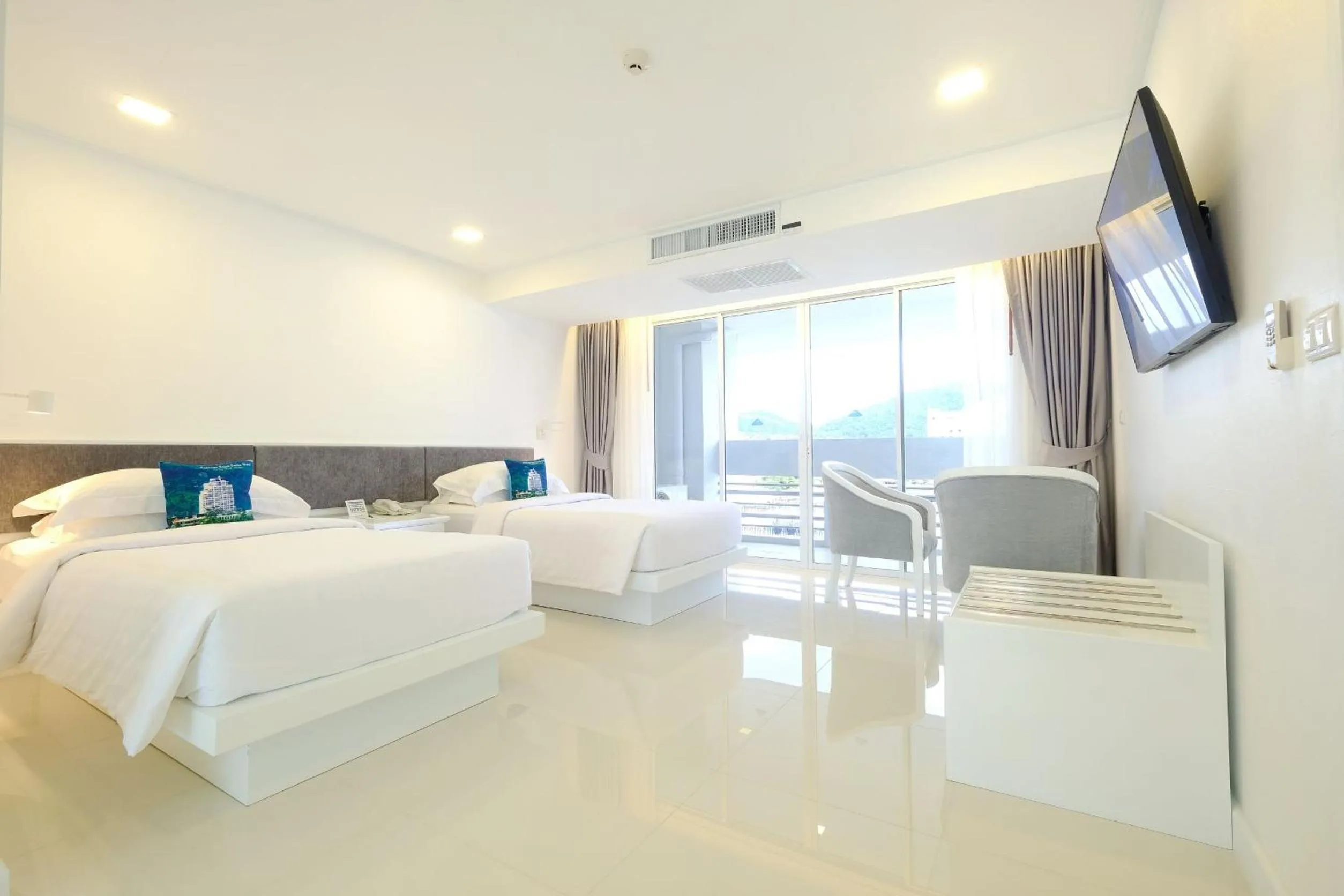 Bedroom, Bed in Andaman Beach Suites Hotel, Patong Phuket