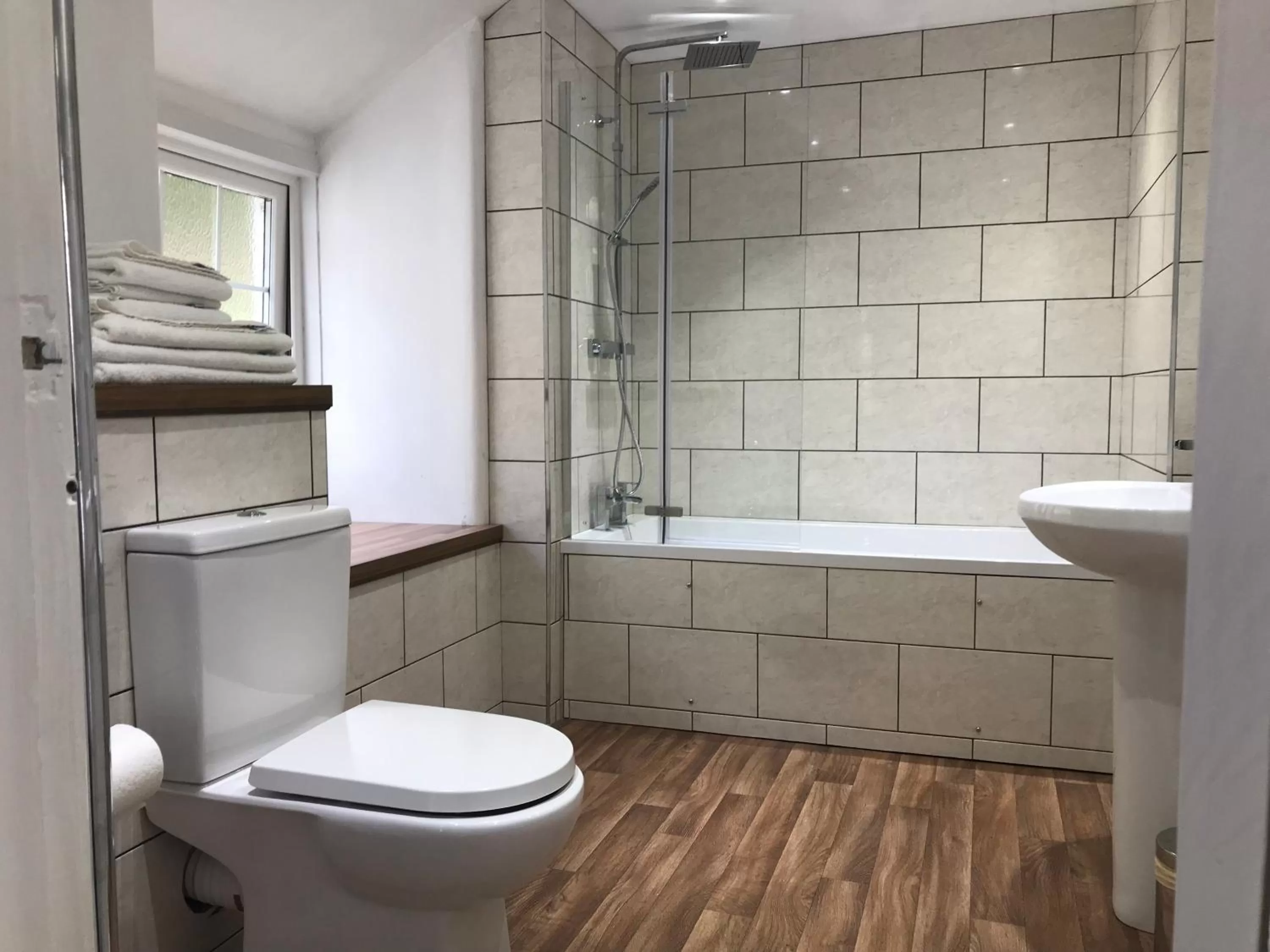 Bathroom in The Golden Fleece Inn