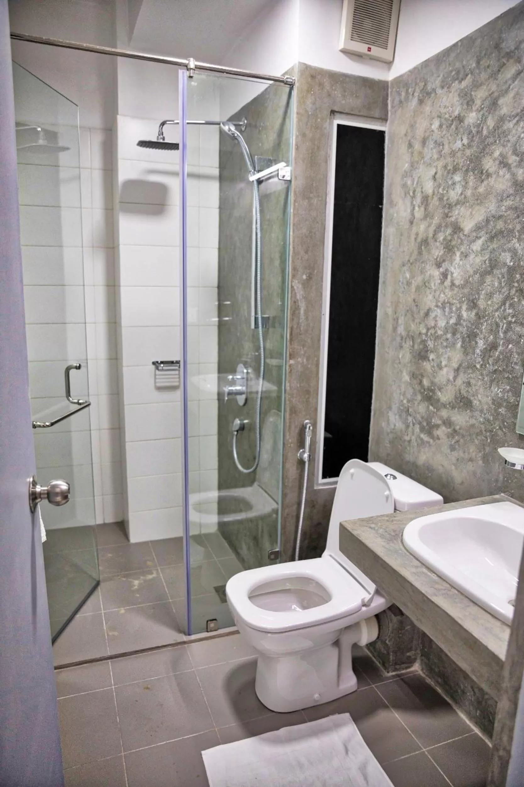 Toilet in C 1 Colombo Fort