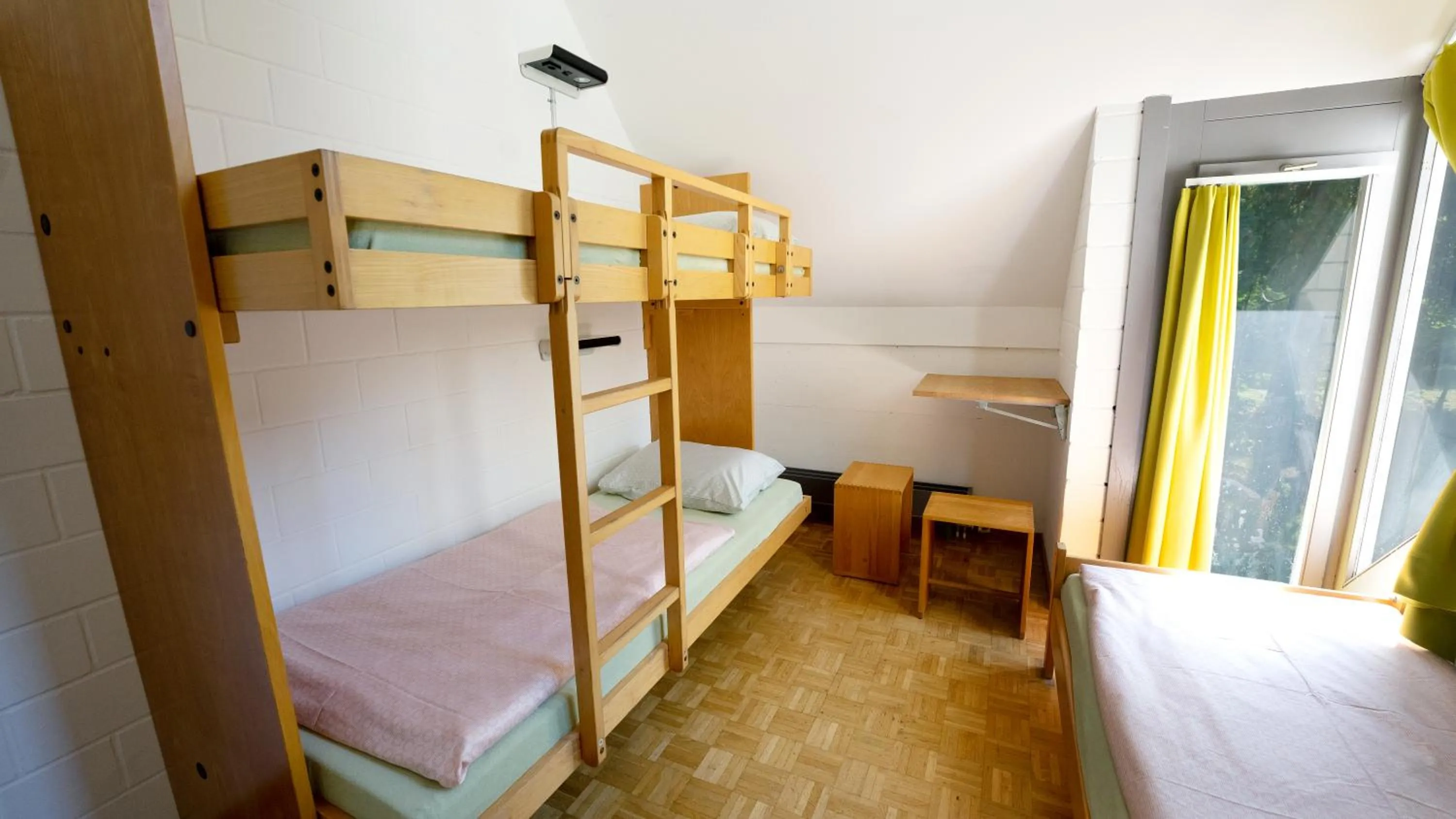 Photo of the whole room, Bed in Luzern Youth Hostel
