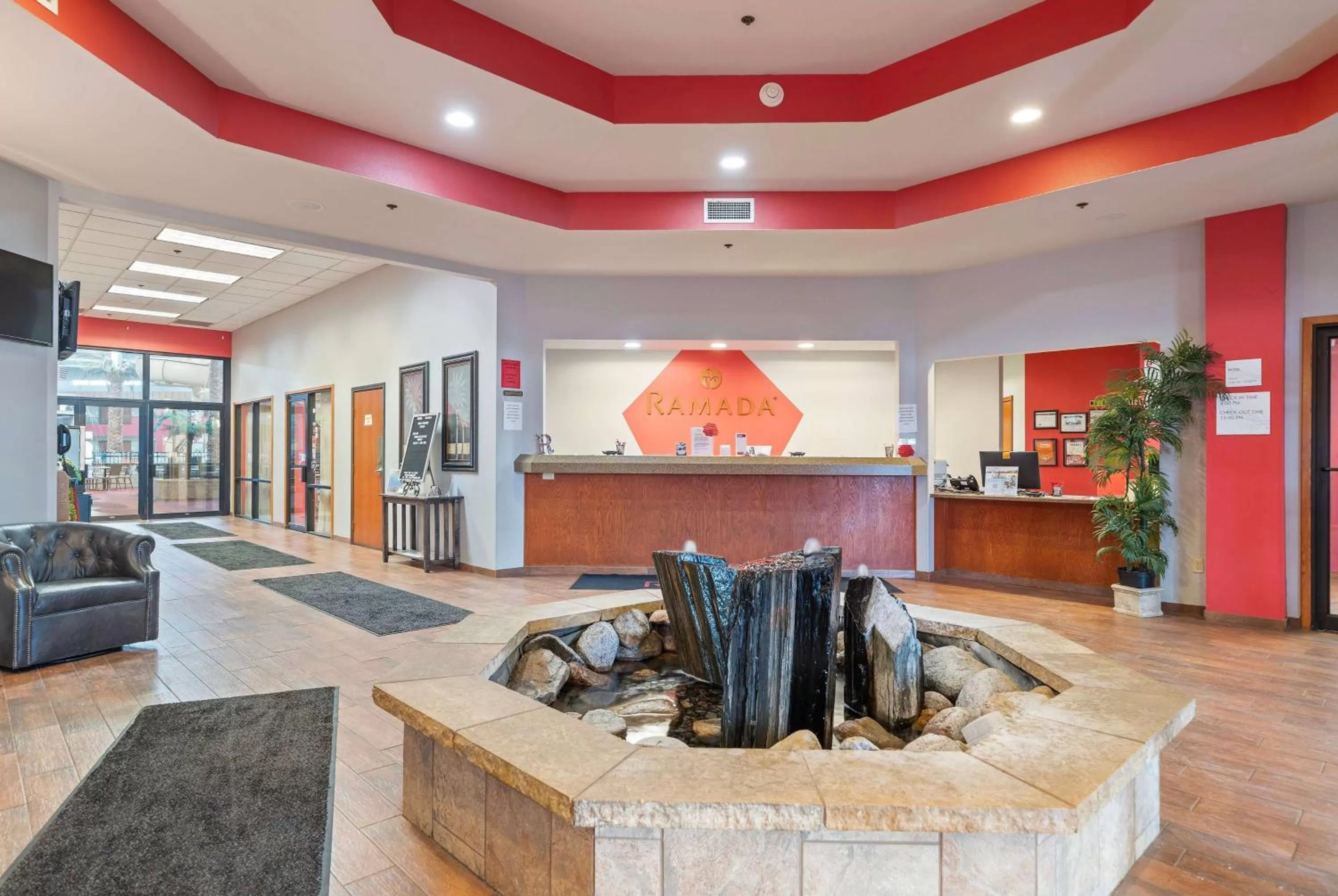 Lobby or reception in Ramada by Wyndham Sioux Falls Airport - Waterpark Resort & Event Center