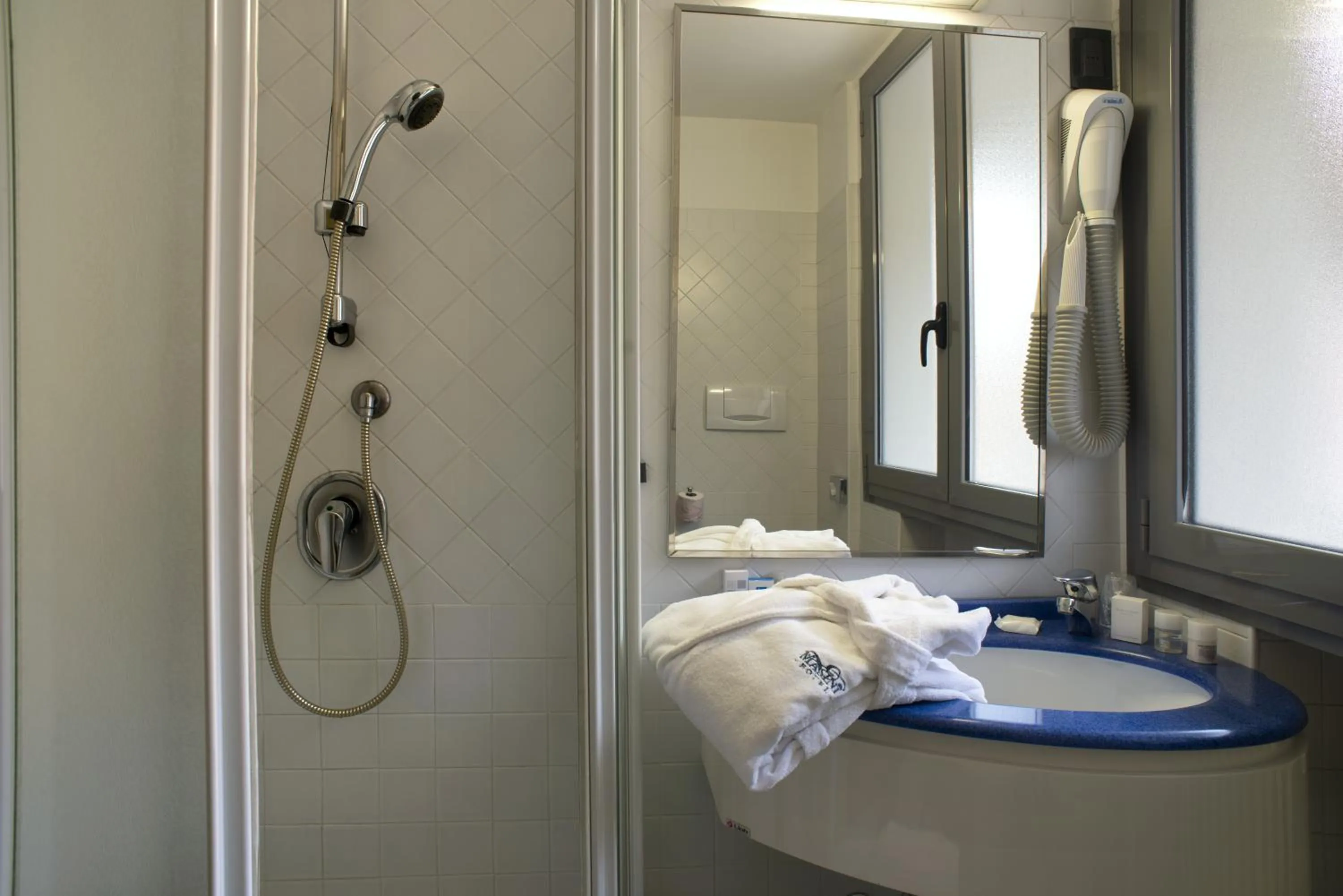 Bathroom, Bed in Hotel Masini